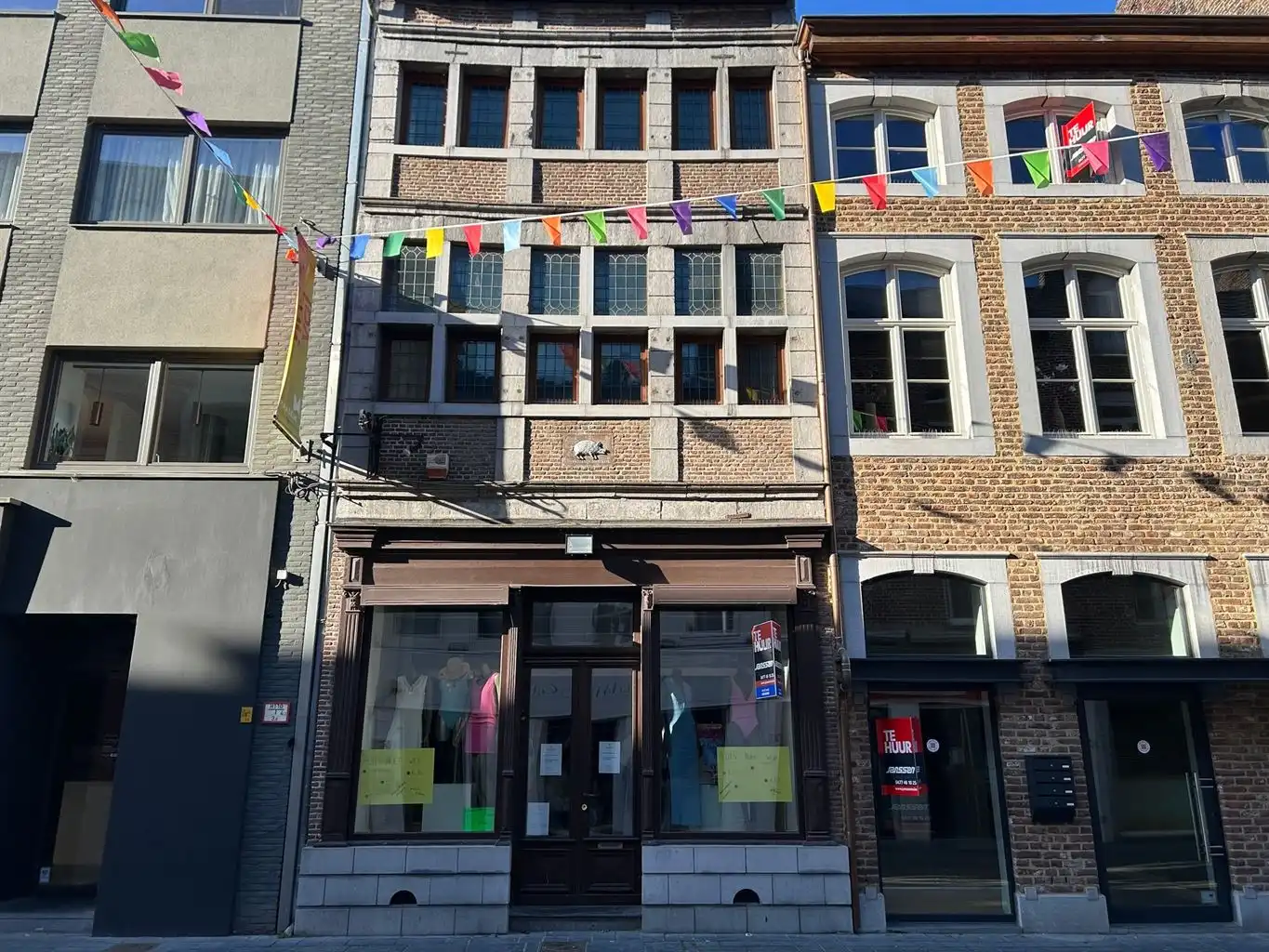 Stijlvolle handelsruimte met bovenliggende woonst, stadstuin en parkeerplaats in het centrum van Maaseik. foto {{pictureIndex}}