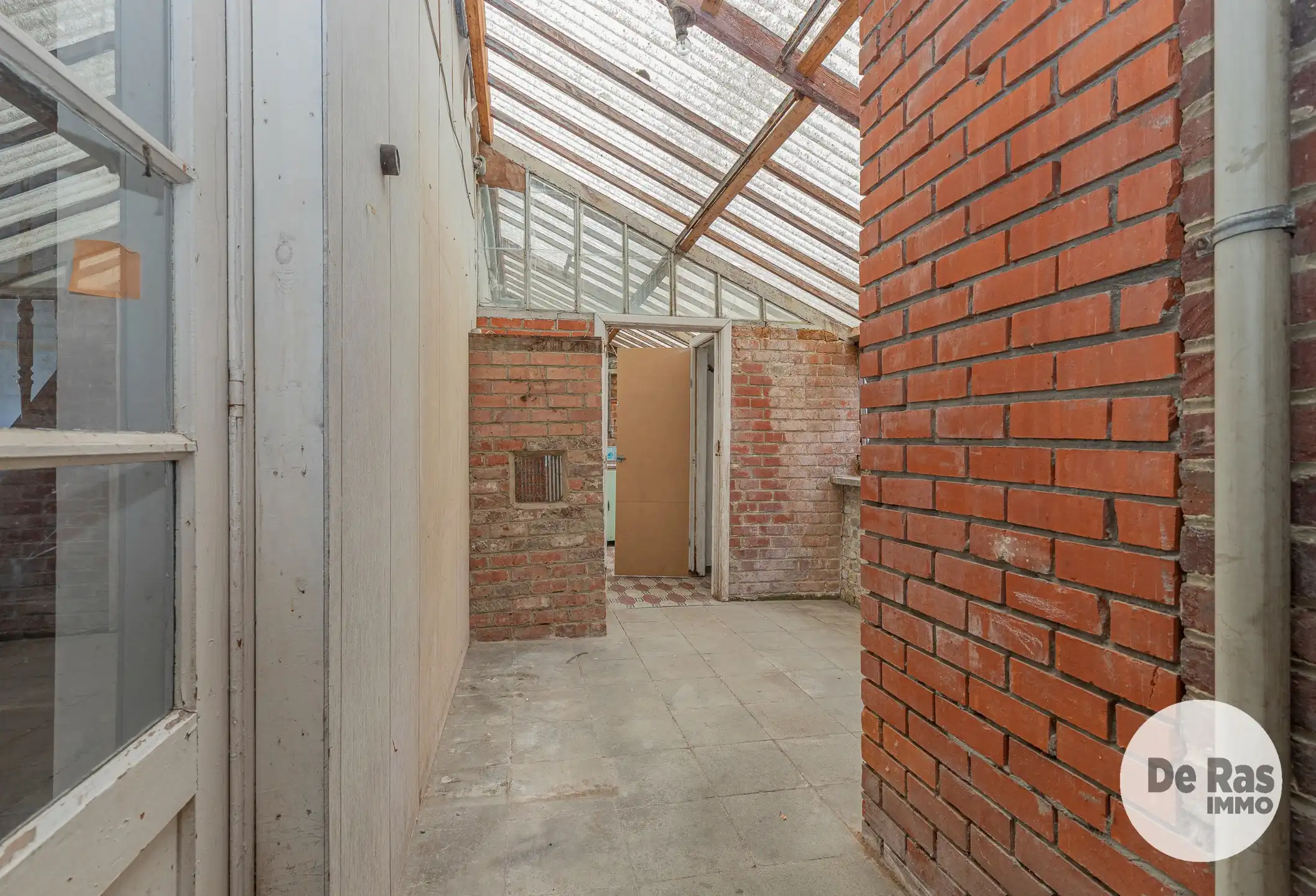 OOSTERZELE - Te renoveren woning met tal van mogelijkheden foto 8