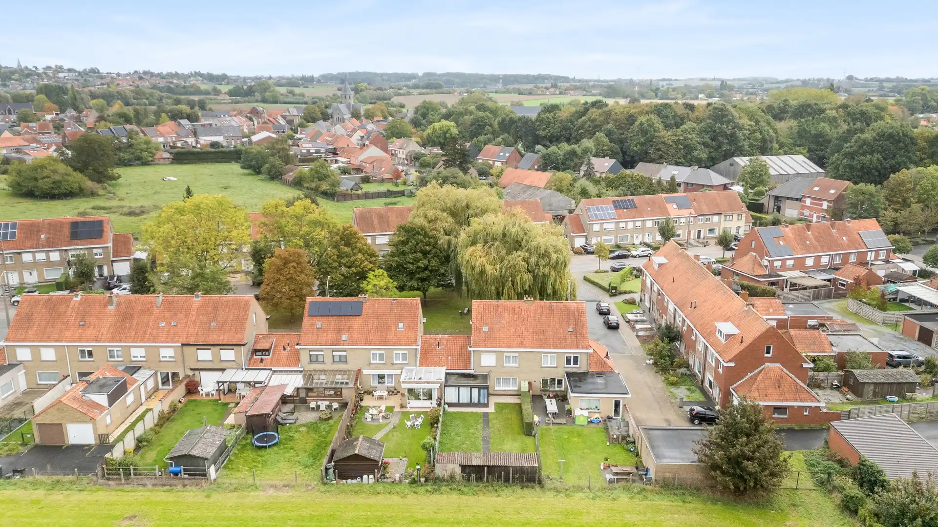 Zeer ruime kloeke woning met grote tuin! foto 31