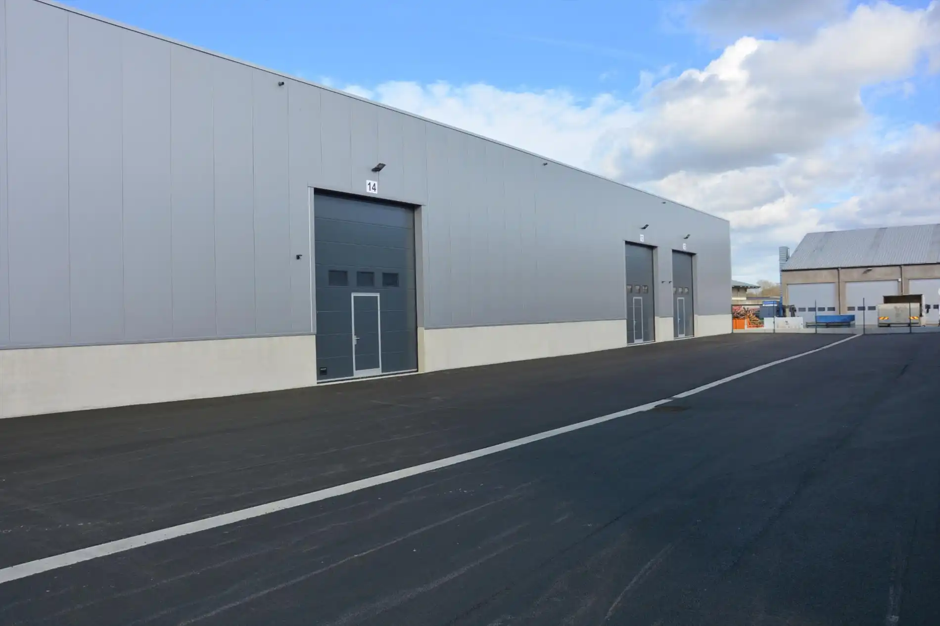 loods te huur op UITSTEKENDE ligging foto {{pictureIndex}}