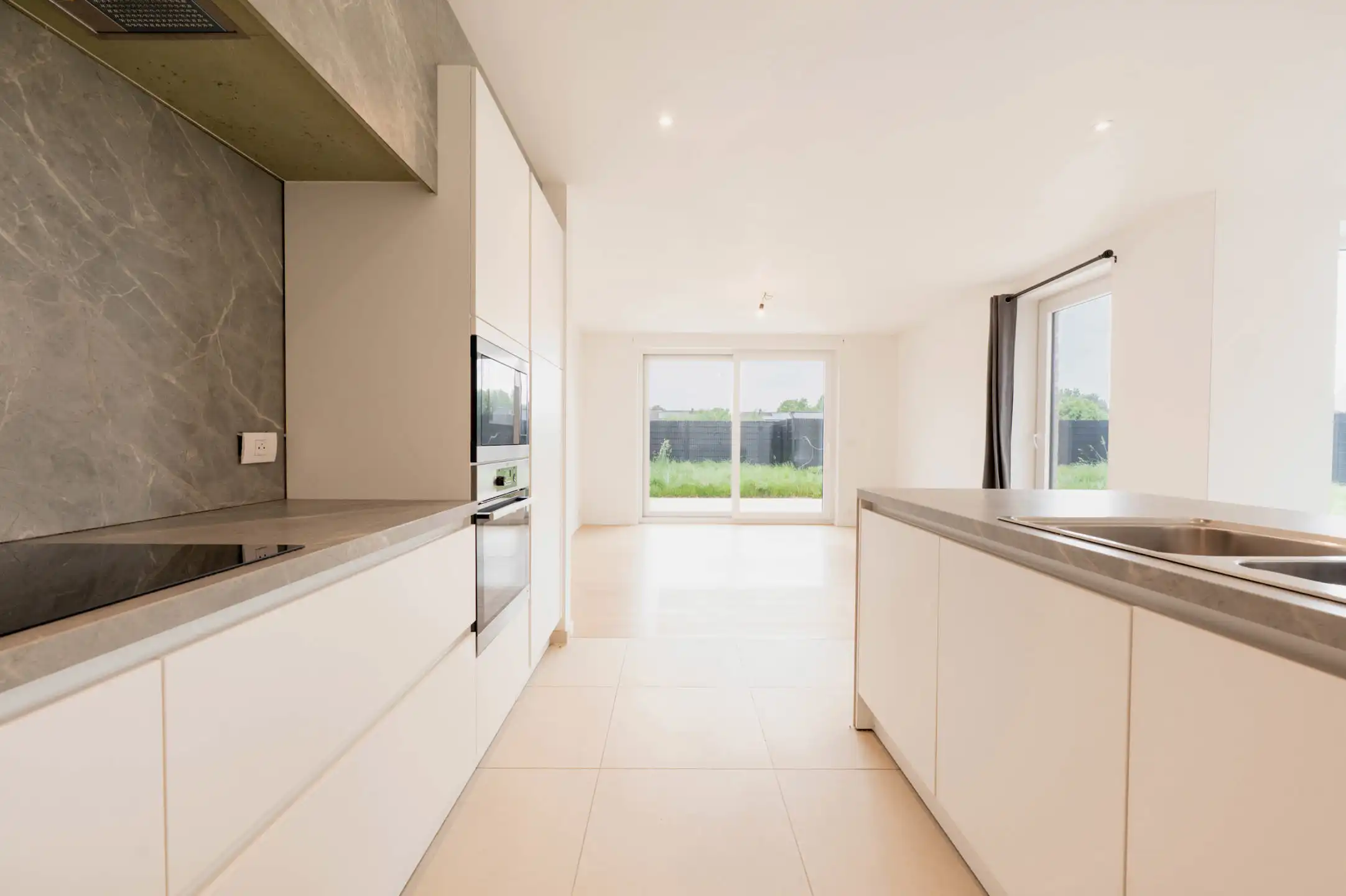 Halfopen moderne woning met zonnige tuin foto 4