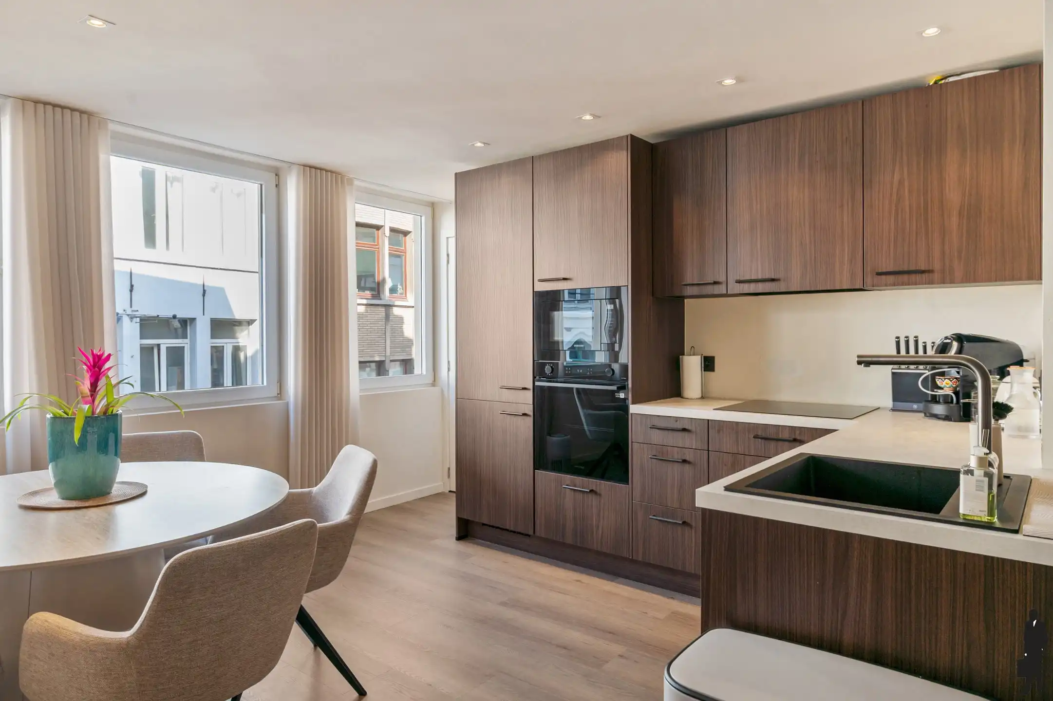 Gerenoveerd appartement in het hart van Antwerpen foto {{pictureIndex}}