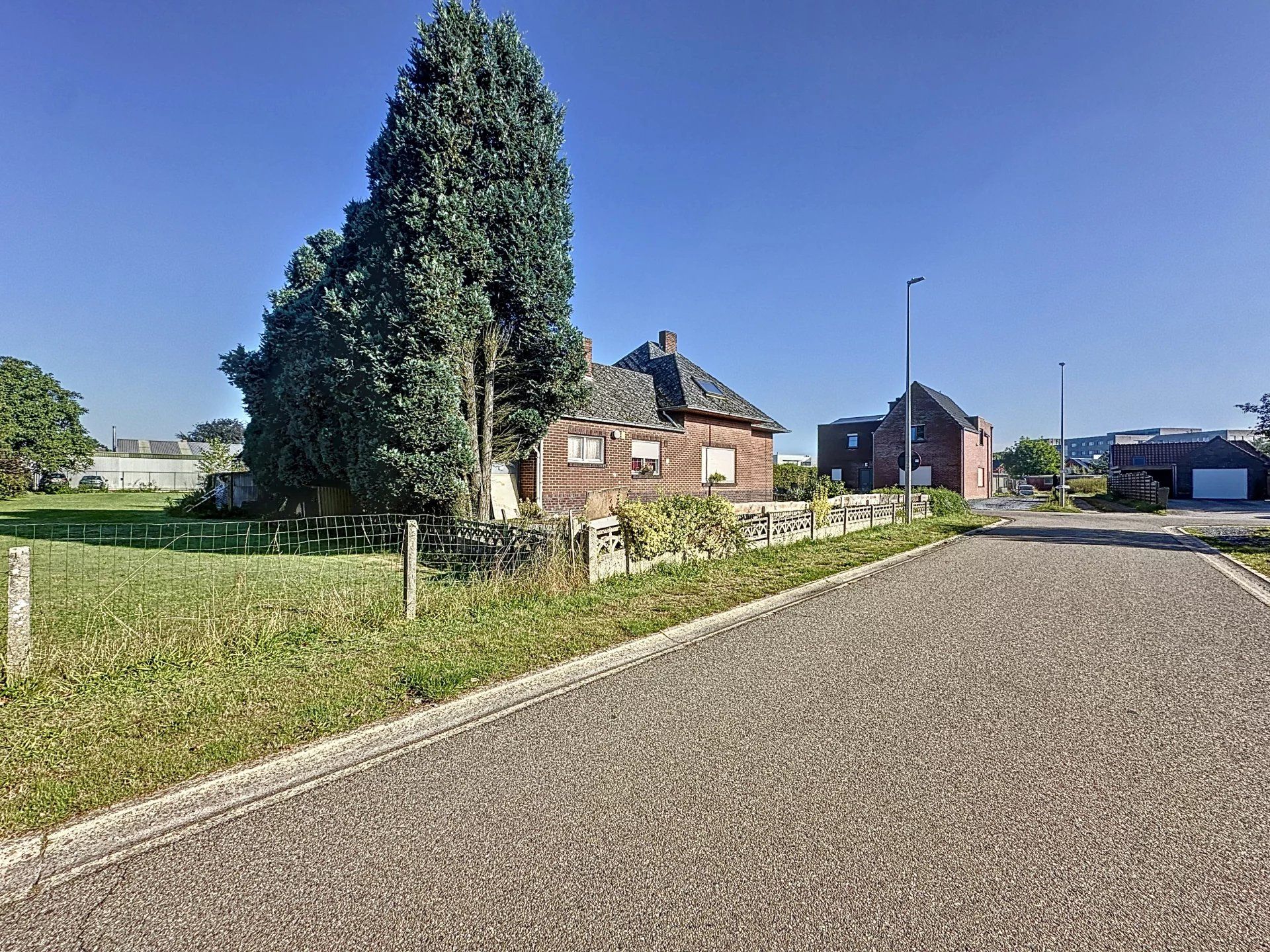 Ruim perceel (14a44) met een te renoveren woning met 4 slaapkamers. foto 6