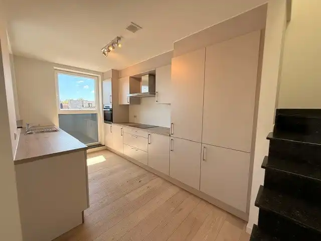Luxe duplexappartement te huur in het hart van Maaseik, met lift, 2 slaapkamers en 2 terrassen.  foto 11