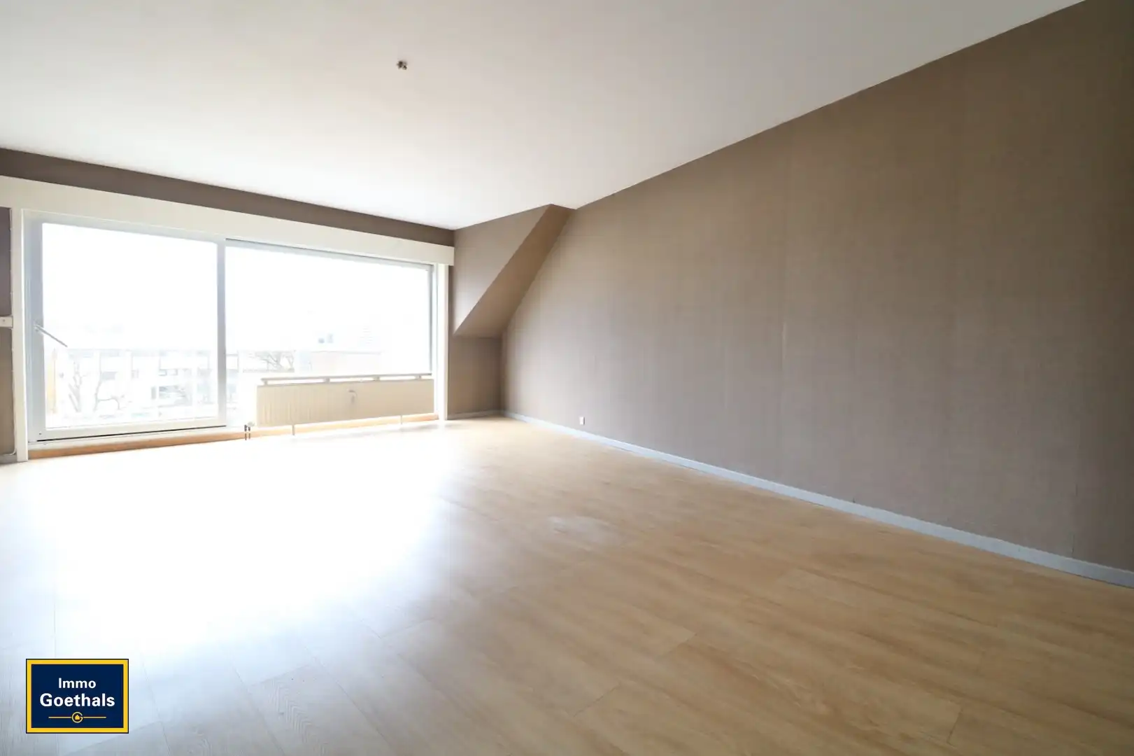 CENTRAAL GELEGEN APPARTEMENT MET GROOT TERRAS IN GARAGE. foto 7