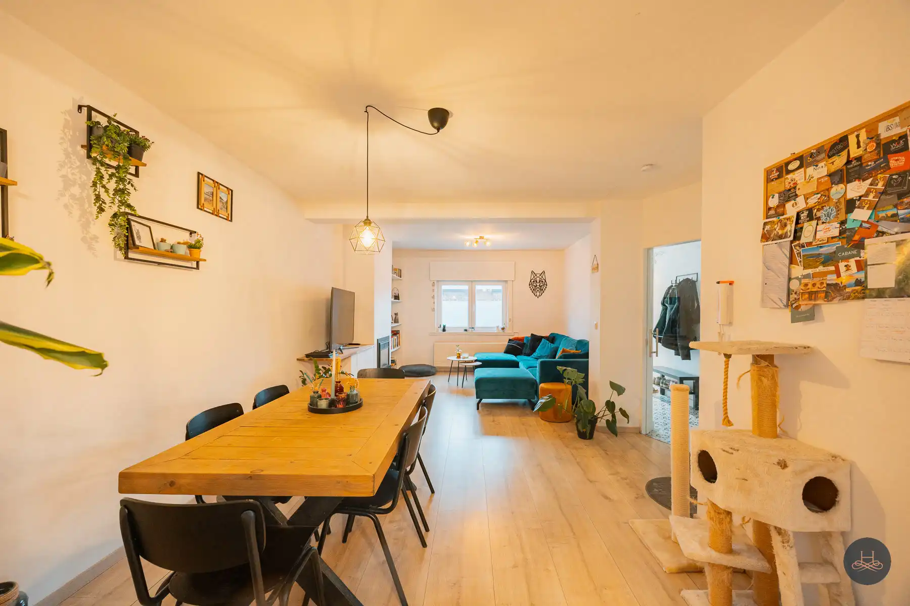 Charmante, halfopen, gerenoveerde woning met 3 staanplaatsen foto 5