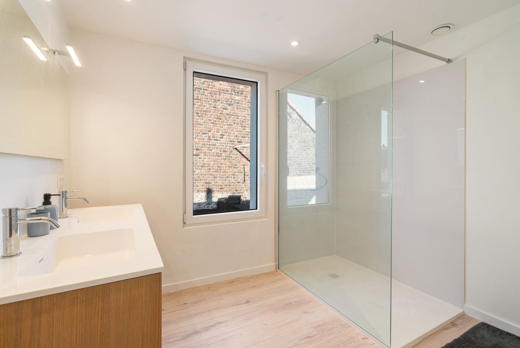 Gerenoveerde woning met zonnepanelen nabij het centrum foto 6