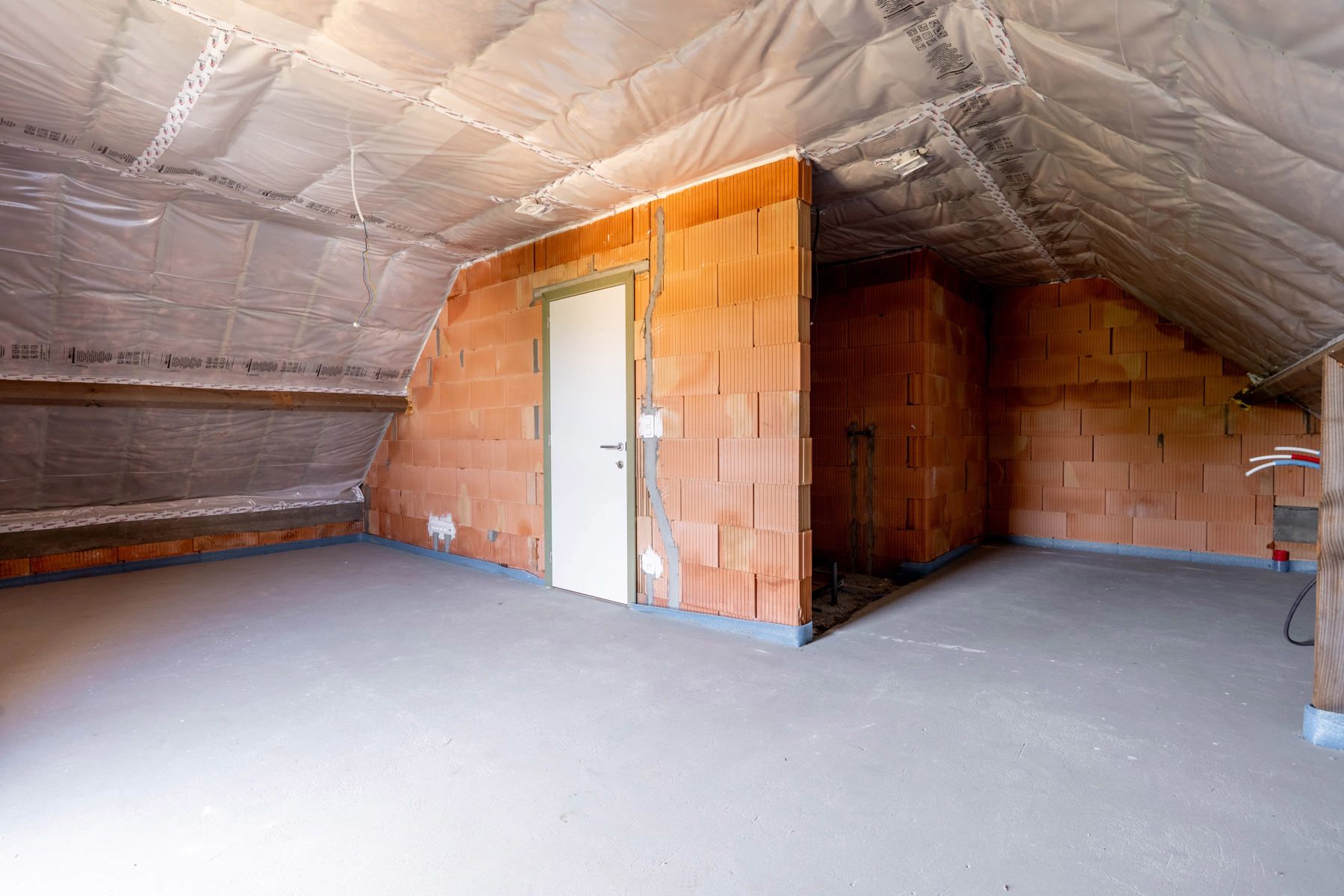 Prachtige nieuwbouwwoning in heel rustige straat te koop! foto 12