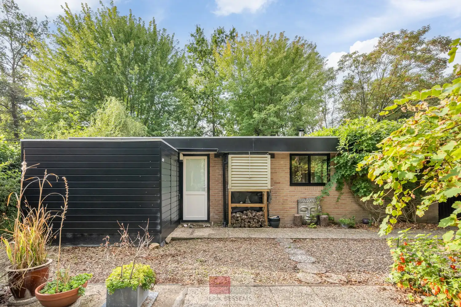 Hoofdfoto van de publicatie: Op te frissen bungalow, gelegen op het vakantiepark Sunclass Sonnevijver.