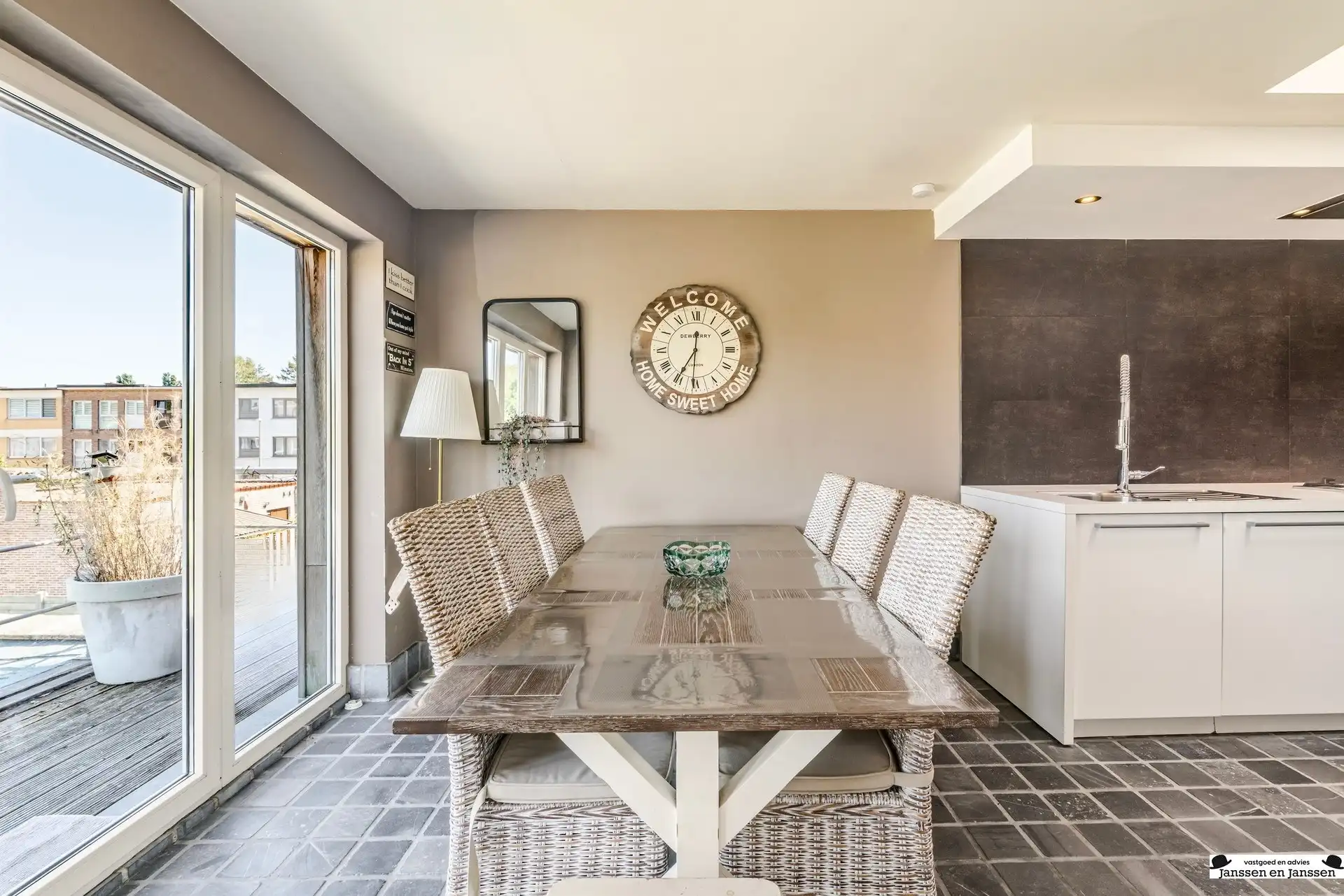 Ruime en instapklare gezinswoning met 4 slaapkamers, garage en tuin foto 2