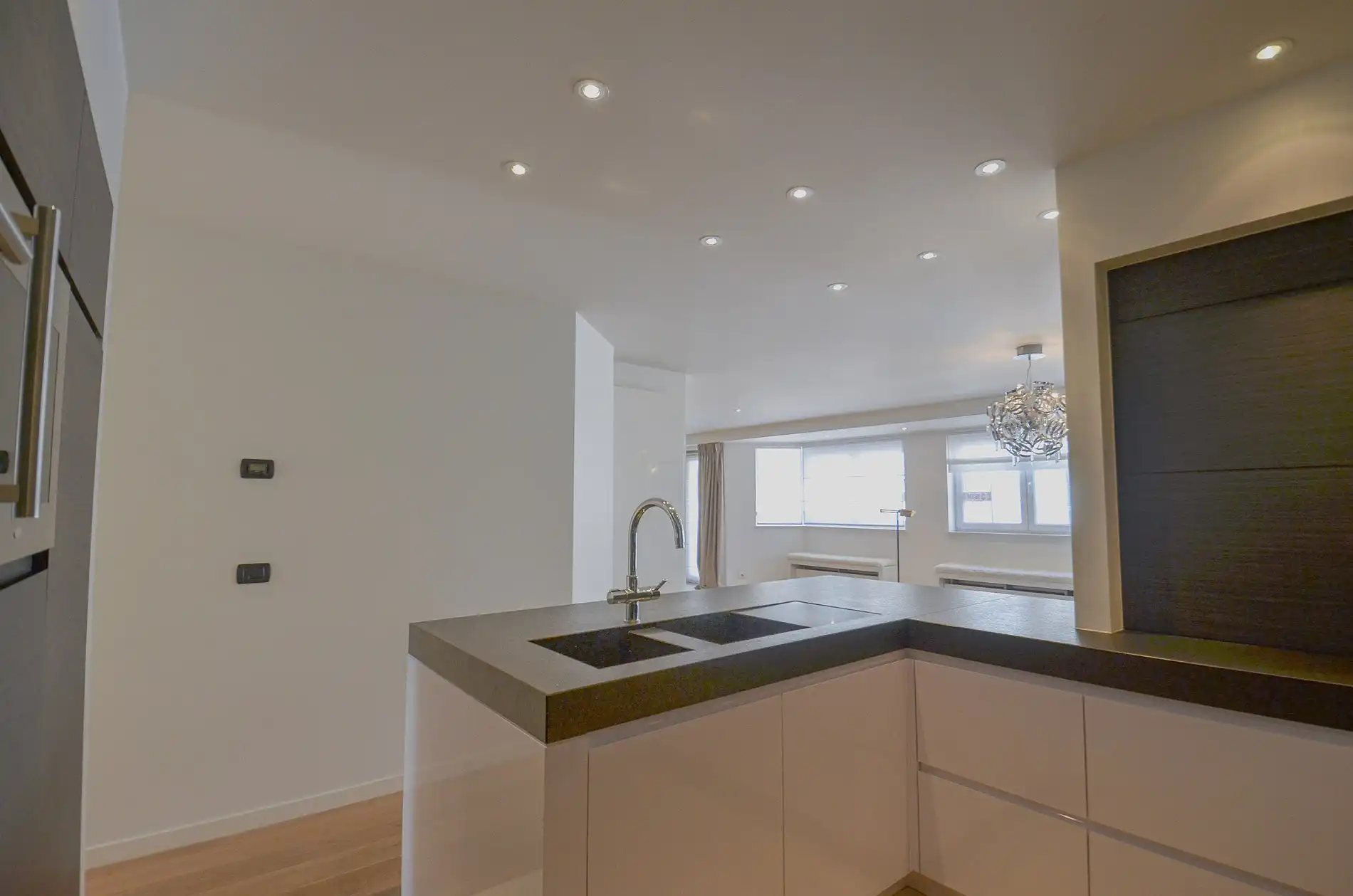 Topaanbieding – Uitzonderlijk ruim appartement gelegen in een stijlvolle residentie. foto 18