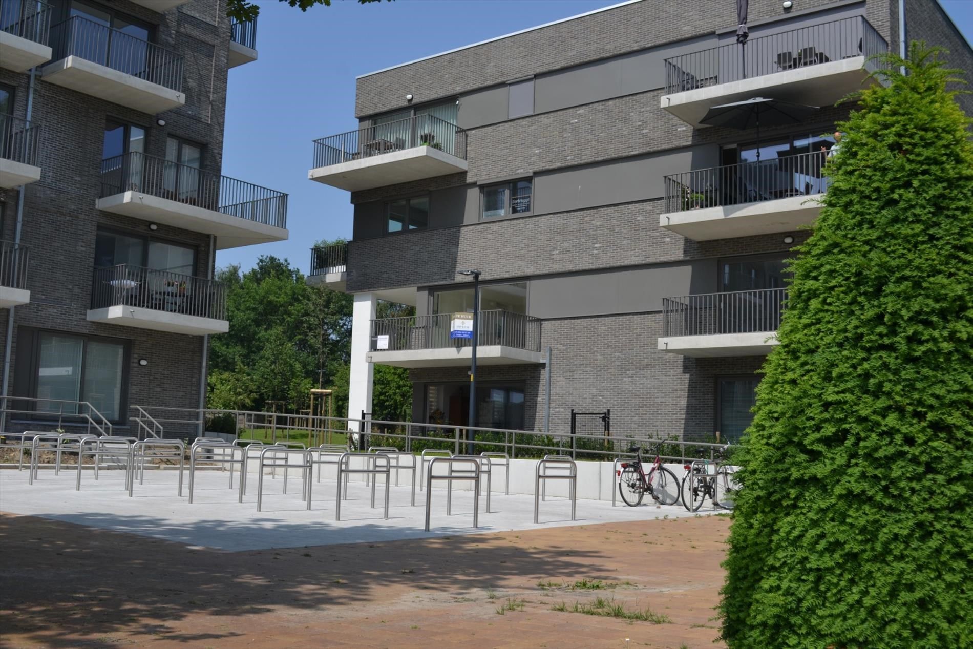 Instapklaar appartement met zicht op de markt, 2 slaapkamers in hartje Gullegem foto {{pictureIndex}}