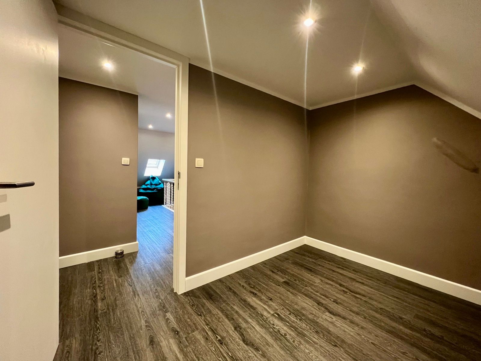 Zéér ruime gerenoveerde woning met 5 grote slaapkamers. foto 25