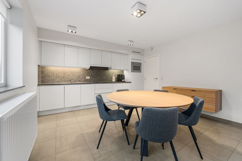 Roeselare-Centrum – UNIEK woonconcept gelijkvloers appartement met tuin, terras & garage in hippe wijk OVERSTATIE foto 5