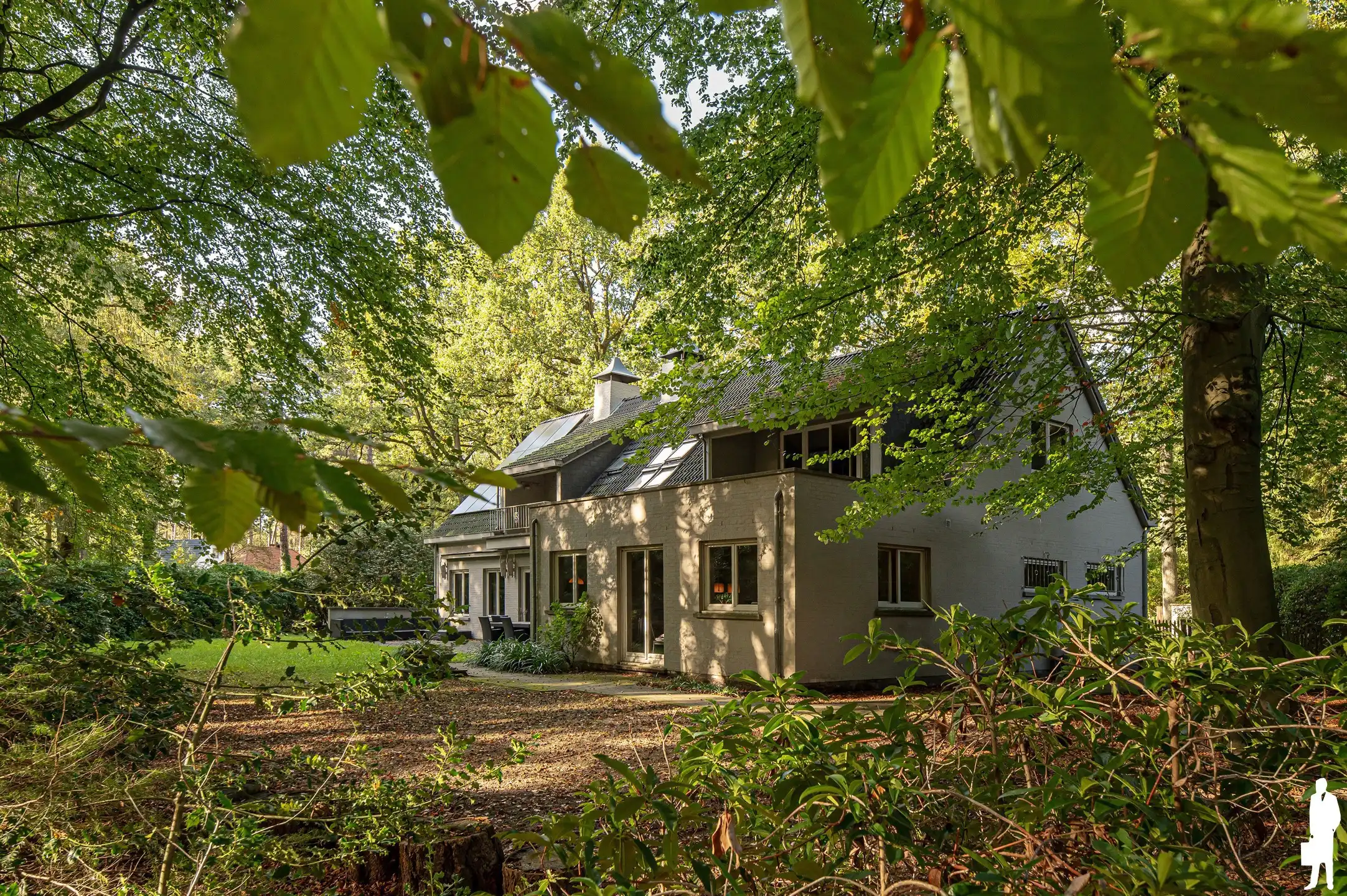 Ruime villa met 4 slaapkamers, 3 badkamers en dubbele garage in het groene Dennendael te Heide. foto 32