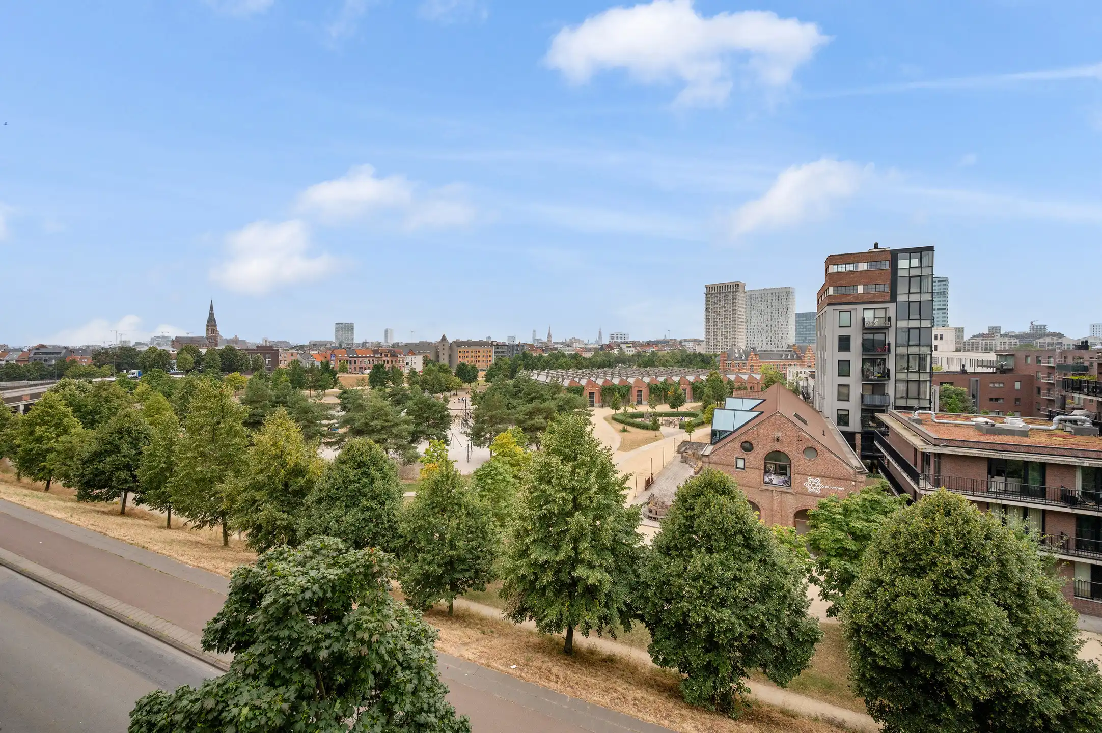 Instapklaar 2-slaapkamerappartement met panoramisch uitzicht en zuidwestgericht terras foto 3