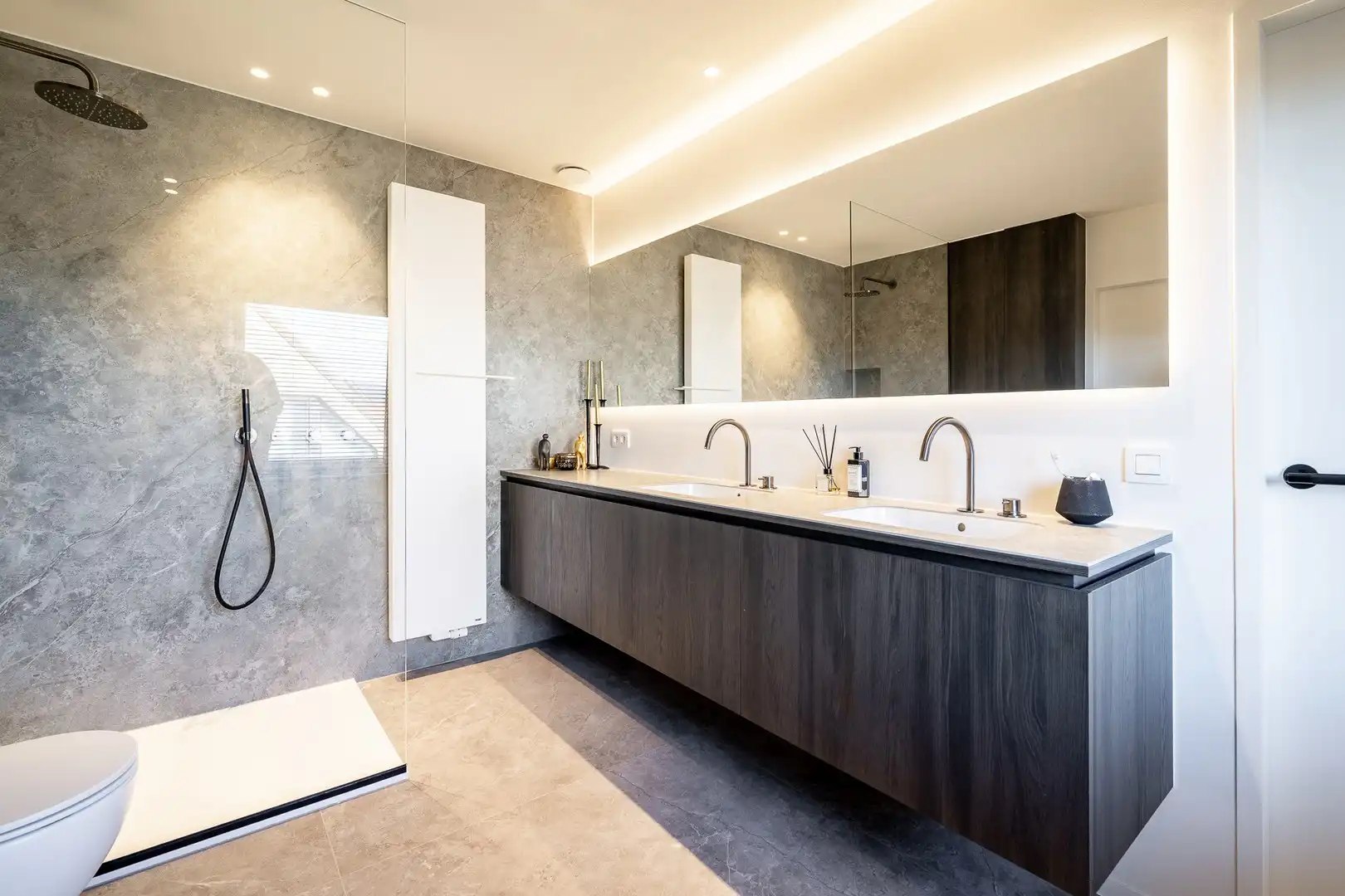 Alleenstaande villa met 4 slaapkamers in een residentiële omgeving. foto 34