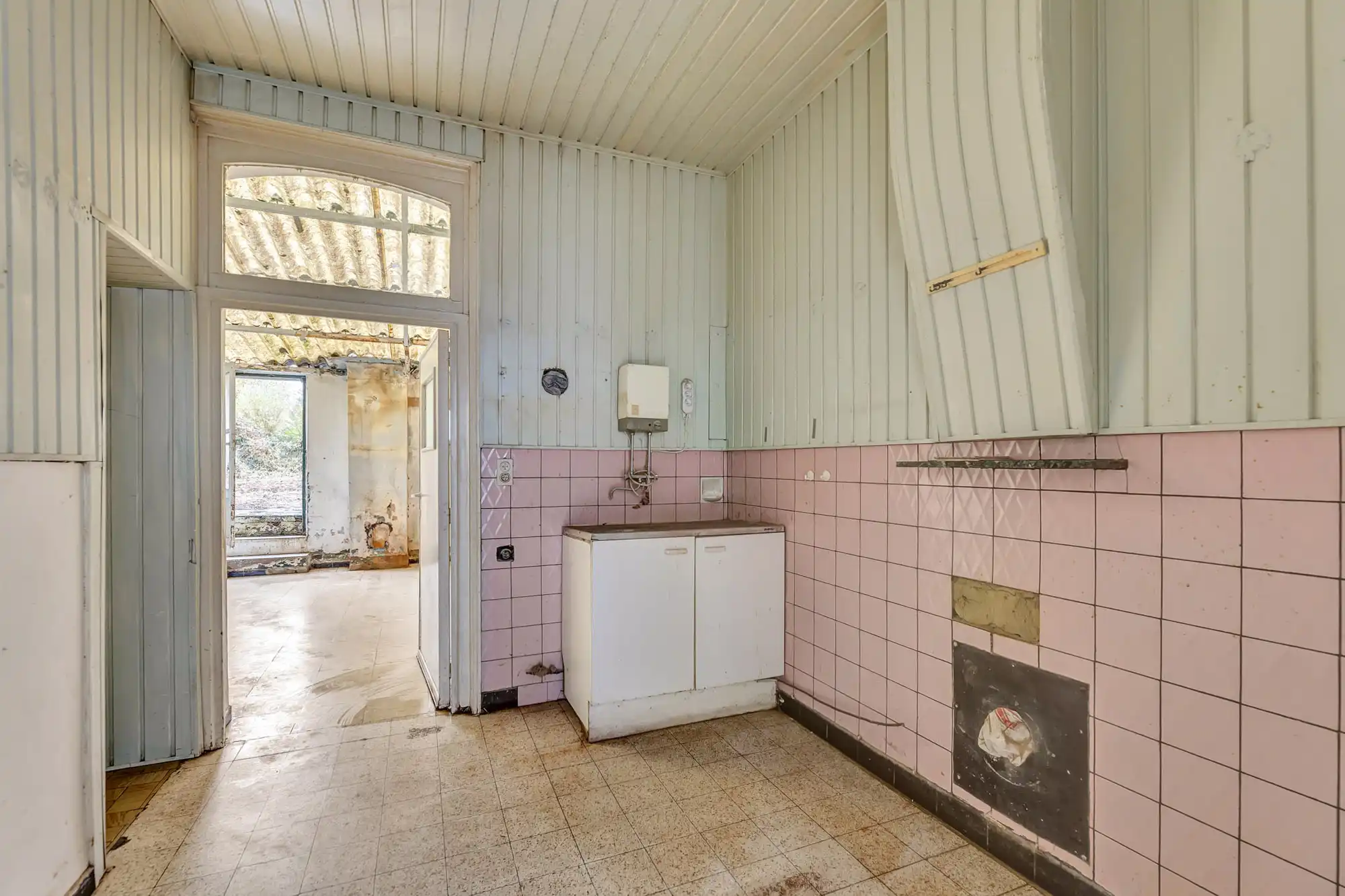 Te renoveren woning met garage en tuin foto 7