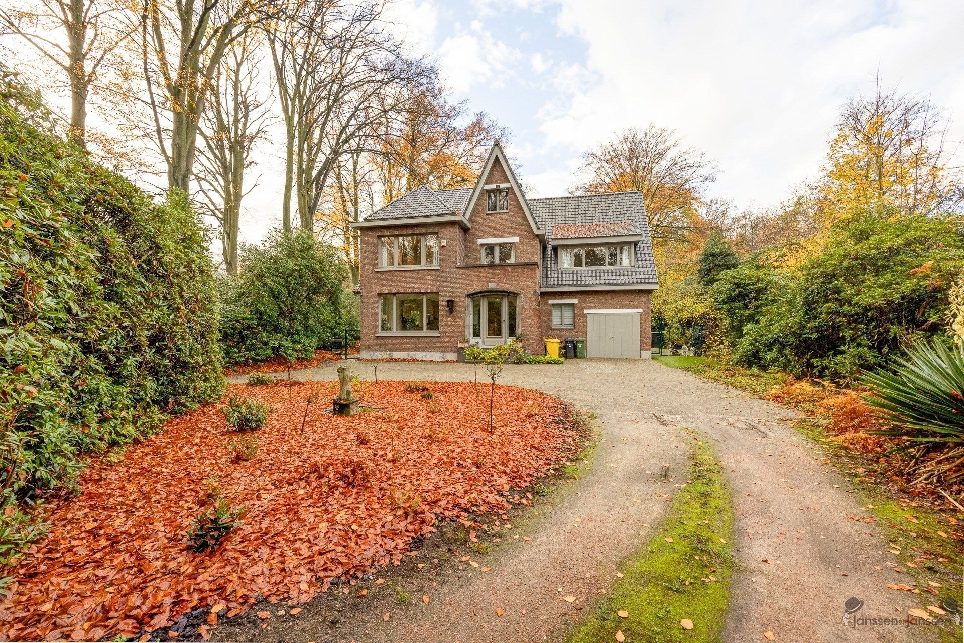 Exclusieve villa op 10.500 m² op residentiële toplocatie foto 2