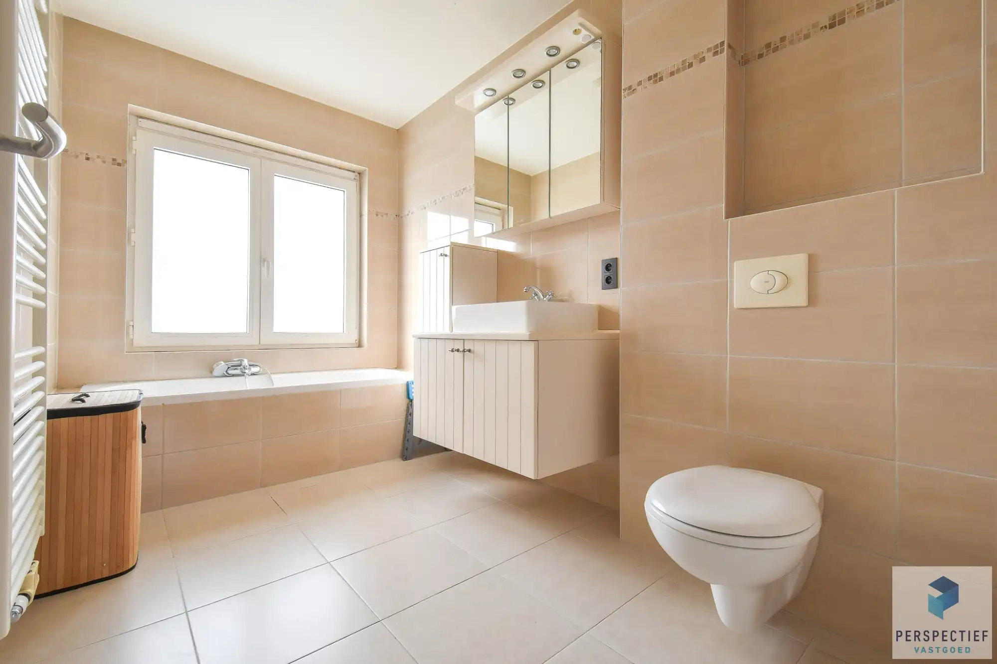 Ruime gerenoveerde woning met 4 slpk, grote tuin en garage foto 20