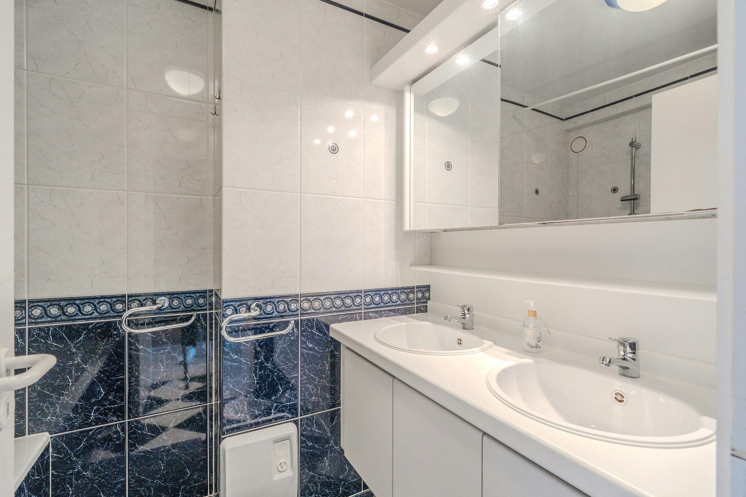 Ruim 2-slaapkamer appartement met frontaal zeezicht ! foto 11