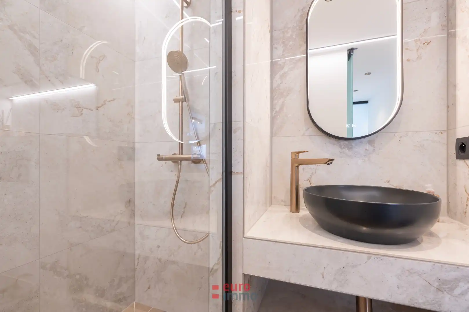 Subliem gerenoveerd appartement met hoogwaardige afwerking en ruim terras foto 14