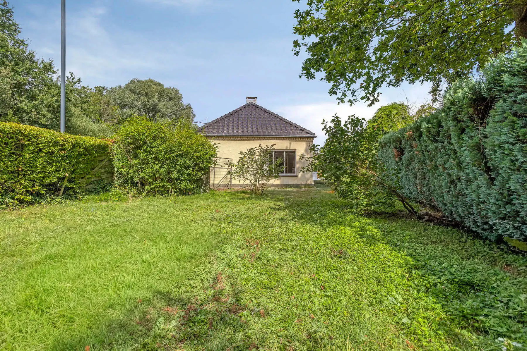 Landelijke laagbouw woning met mooie tuin foto 26