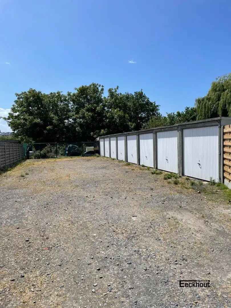 8 garageboxen op perceel bouwgrond foto {{pictureIndex}}