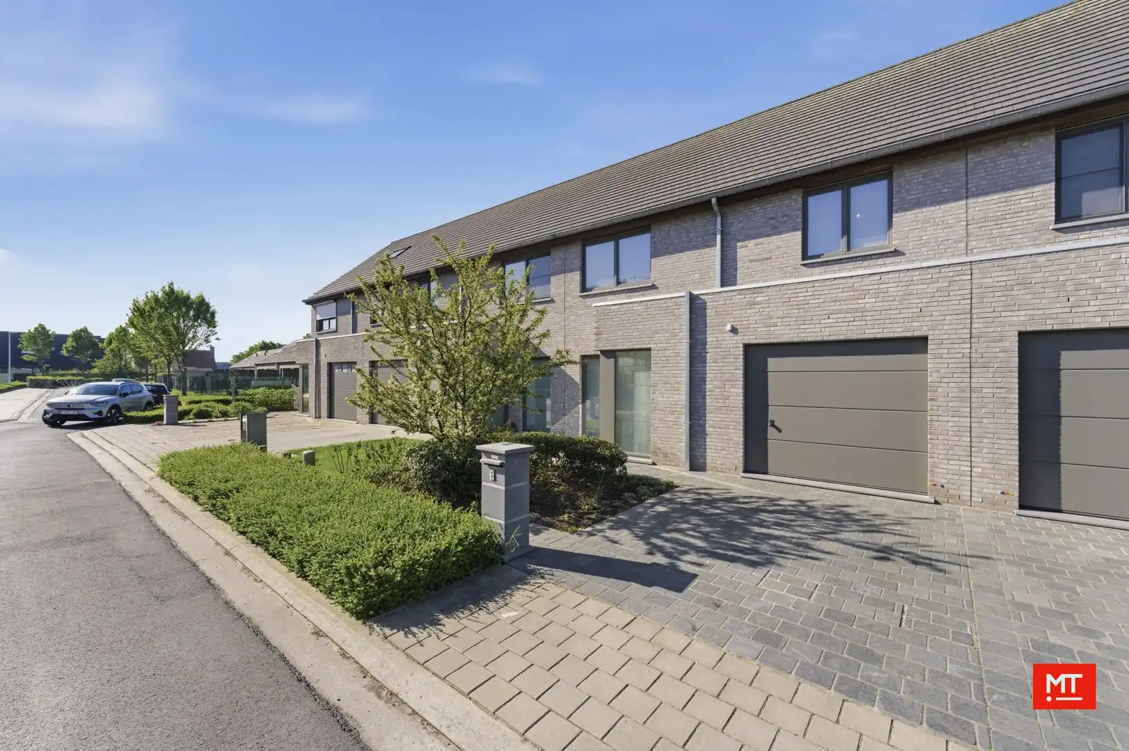Recente, instapklare woning met 3 slpk, zonnige tuin en garage op het einde van een doodlopende straat in Langemark foto {{pictureIndex}}