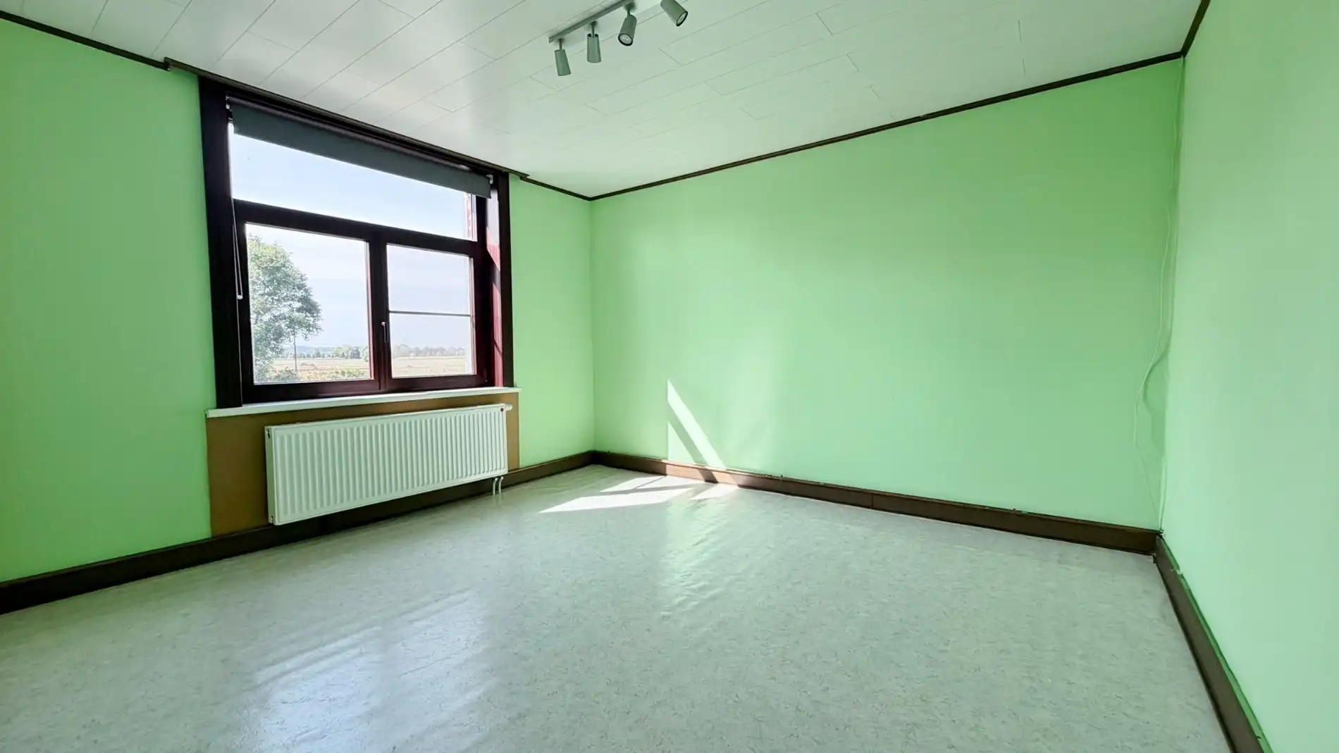 Goed onderhouden halfopen woning met 4 slaapkamers, zonnige tuin en garage. foto 8