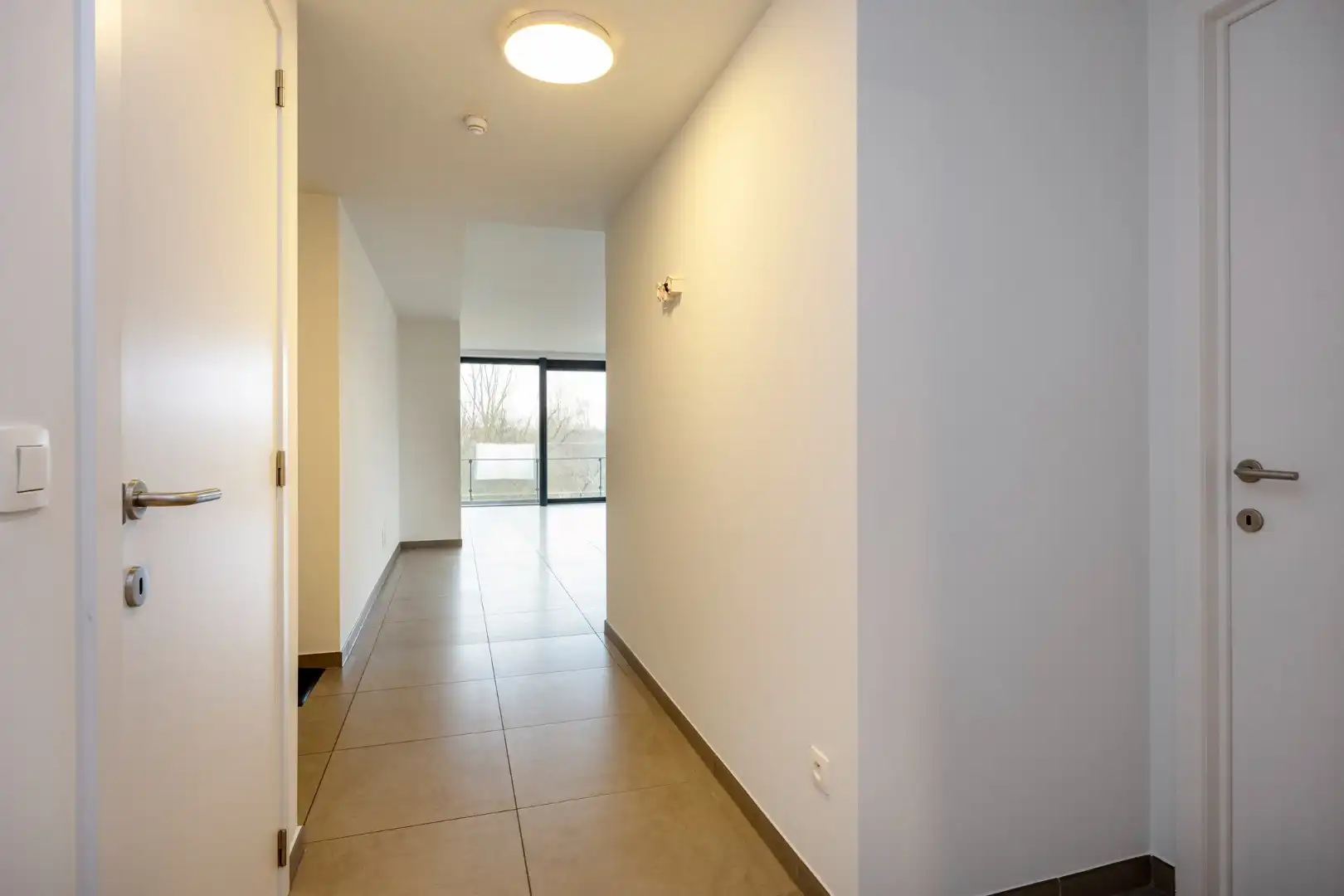 Ruim en lichtrijk appartement met 2 slaapkamers, terras en autostaanplaats vlakbij autostrade - EPC 108 kWh/m² foto 3