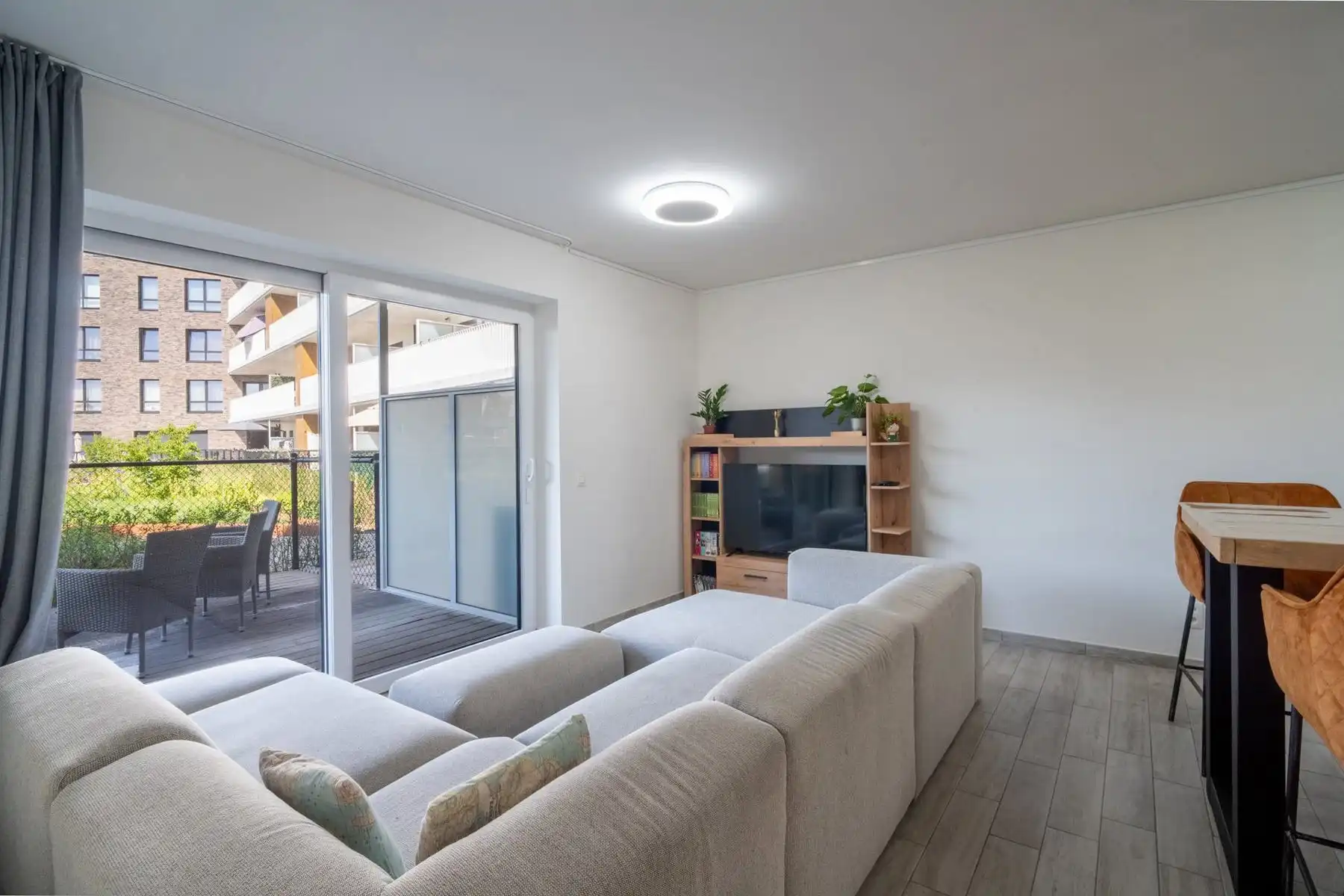 Instapklaar appartement met 2 slpks, terras en staanplaats foto 4