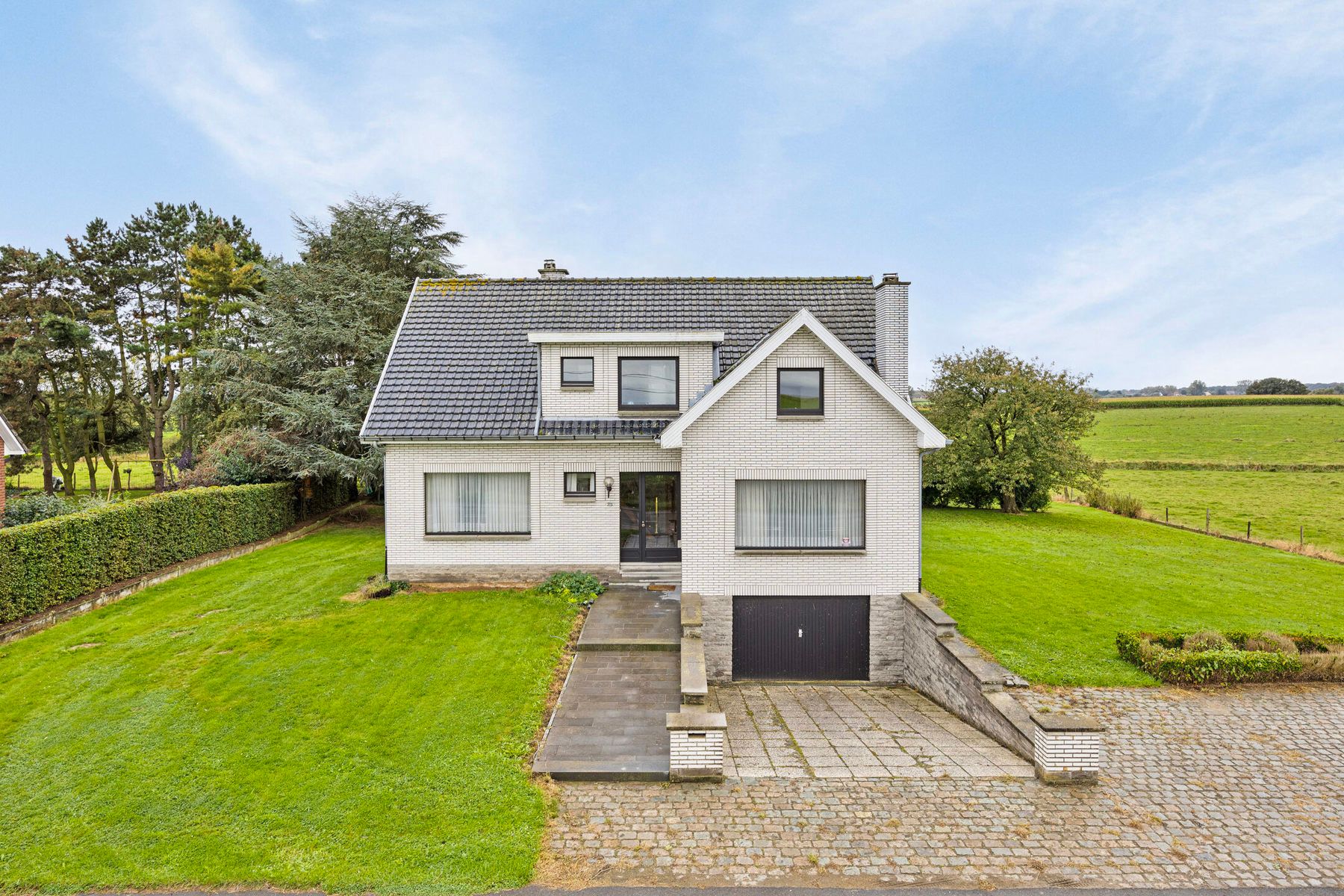 Zeer ruime villa met 5 slaapkamers en zicht op weilanden foto {{pictureIndex}}