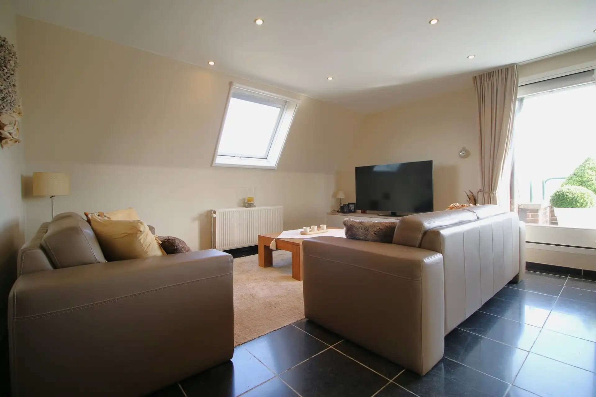 Ruim appartement op 3de verdieping met 2 garages foto 4