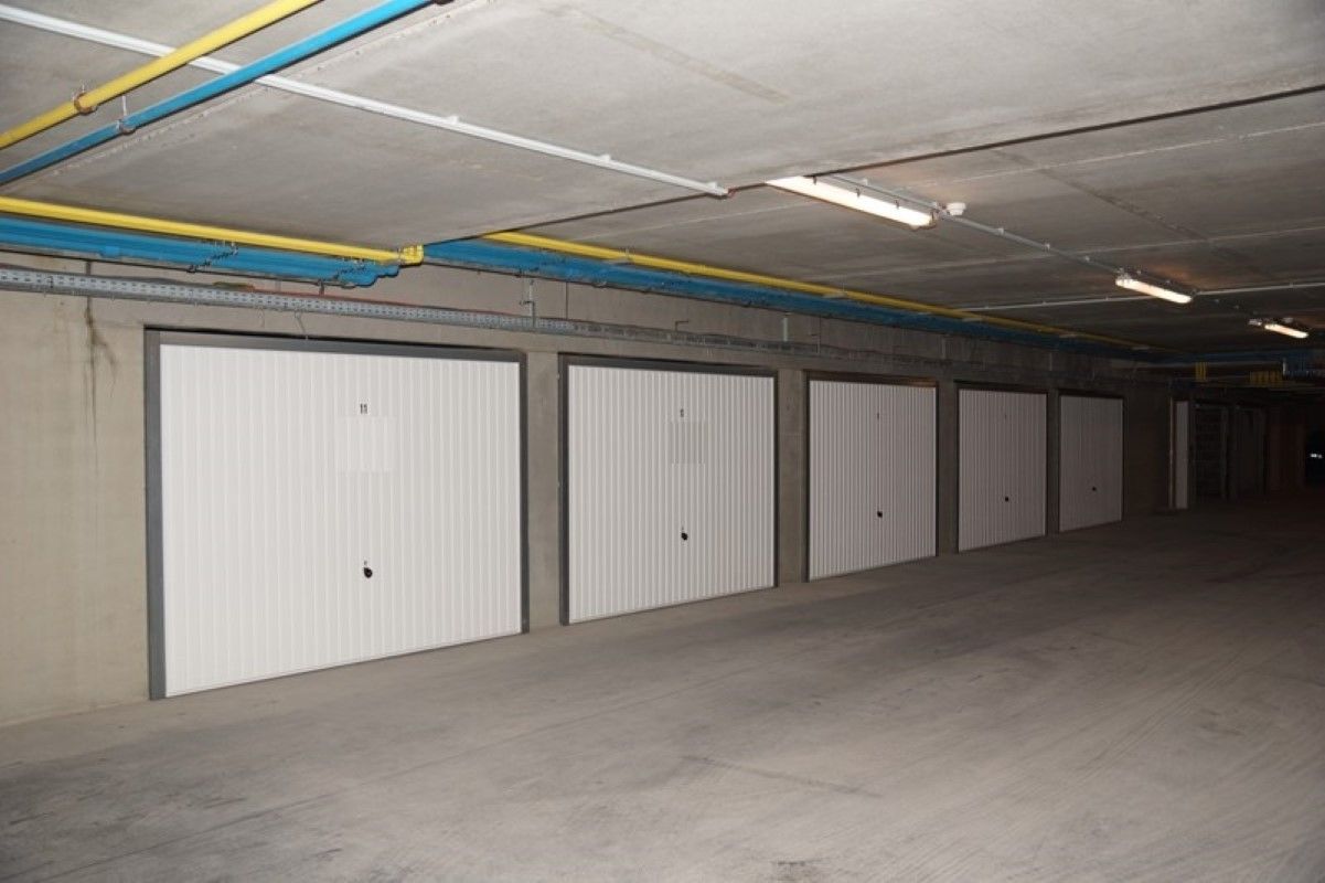 Ondergrondse garage in het centrum van Diksmuide, op korte wandelafstand van de Grote Markt foto {{pictureIndex}}