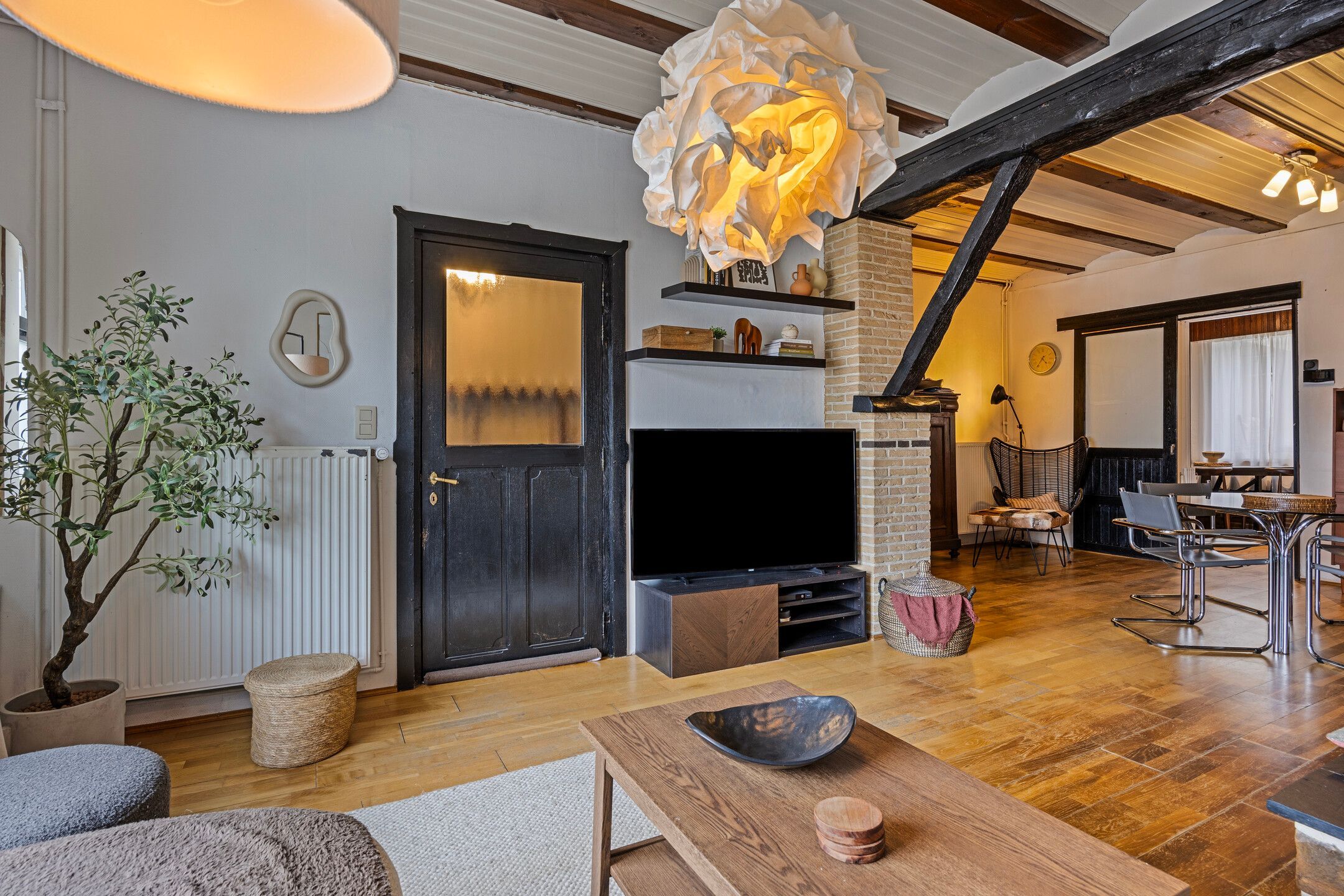 Charmante woning met omheinde tuin en garage foto 3