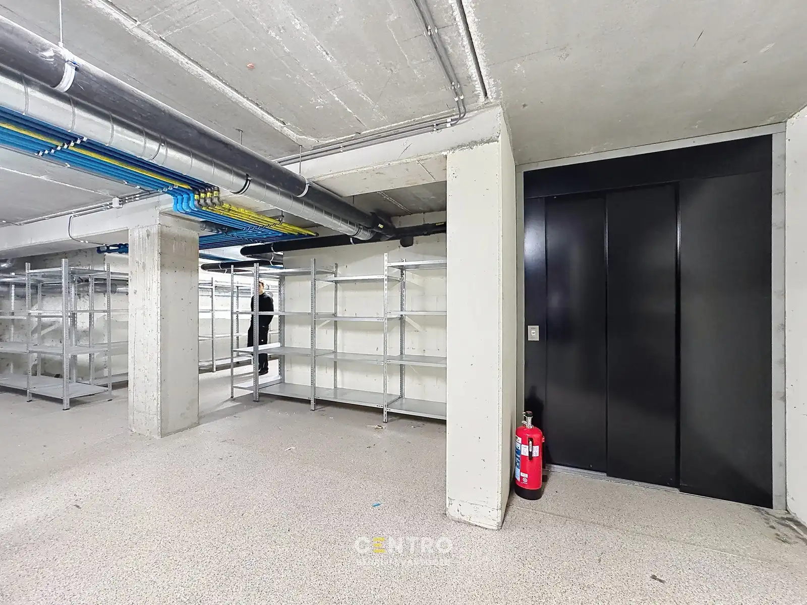 TE HUUR - Commerciële HANDELSRUIMTE (236m²) met KELDER (73m²) op topligging in het centrum van Eeklo foto 11