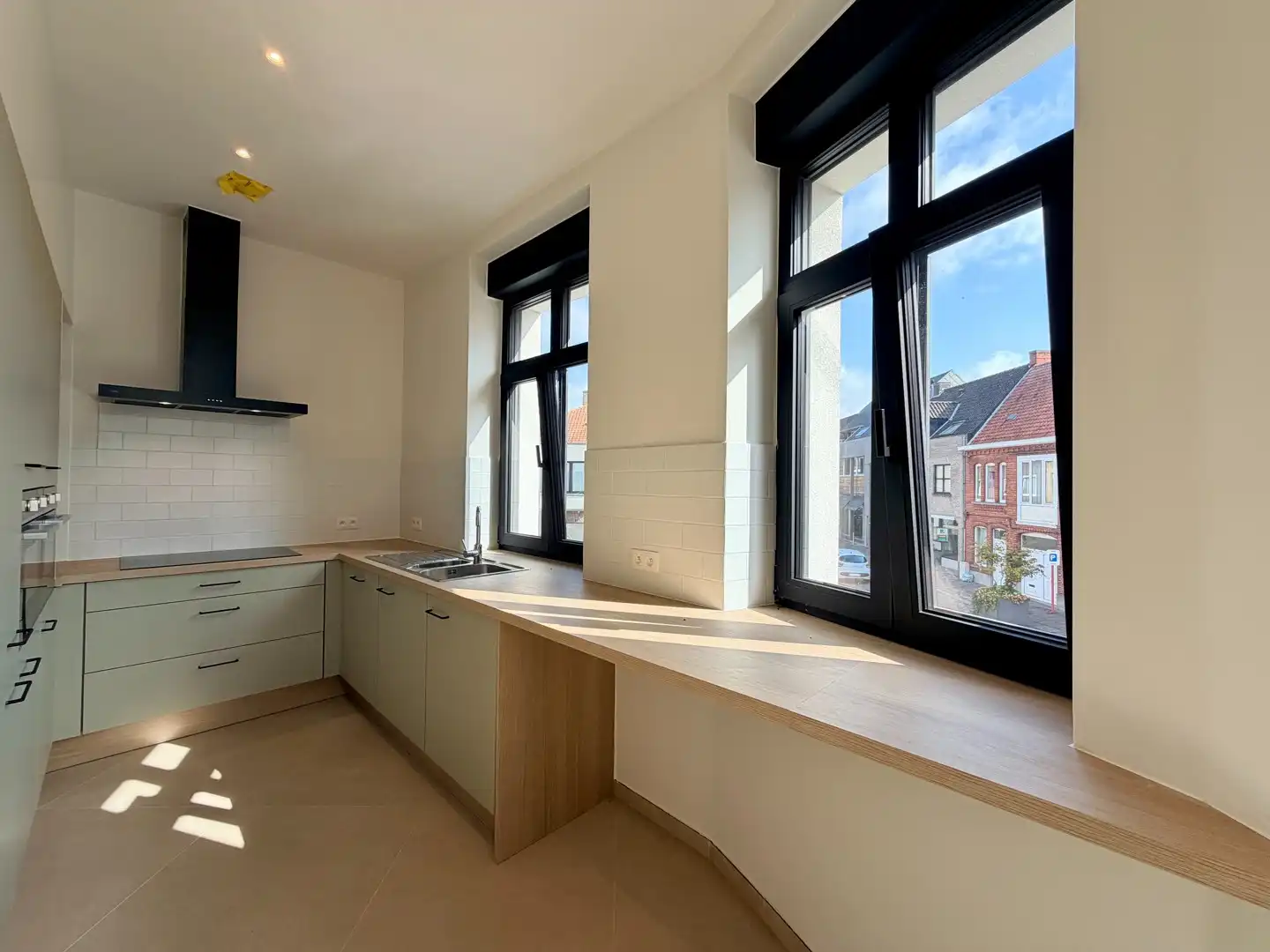Volledig gerenoveerd 2-slaapkamerappartement met zolder in het hart van Tielt! foto 3