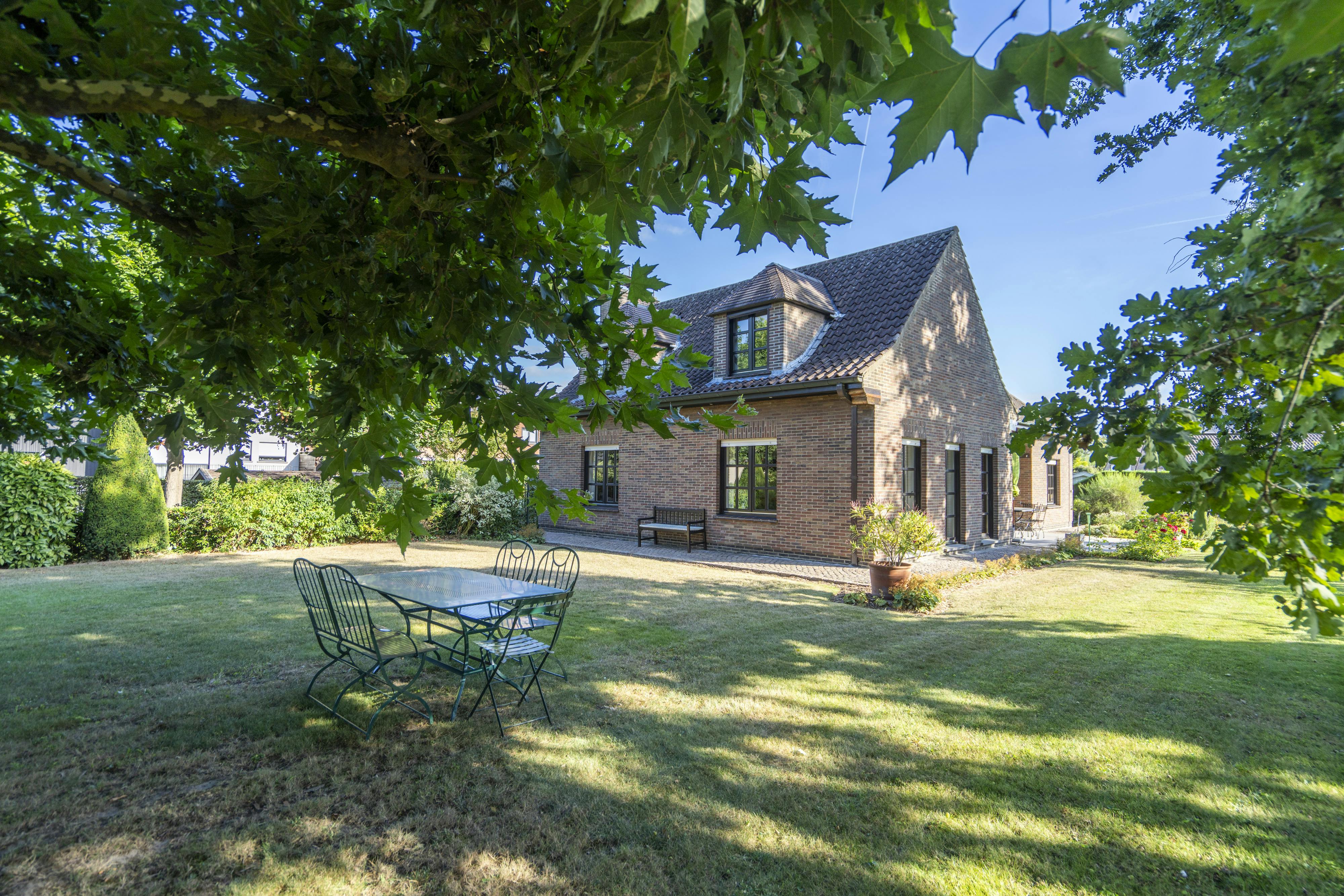 Unieke villa te koop op een rustige ligging in Harelbeke!  foto 3