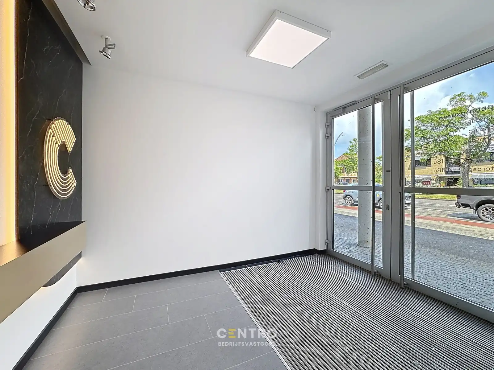 Instapklare KANTOORRUIMTE op gelijkvloers (248m²) langs een drukke invalsweg van Brugge! Ruime parkeergelegenheid langs de openbare weg alsook op het terrein (9-tal). foto 3