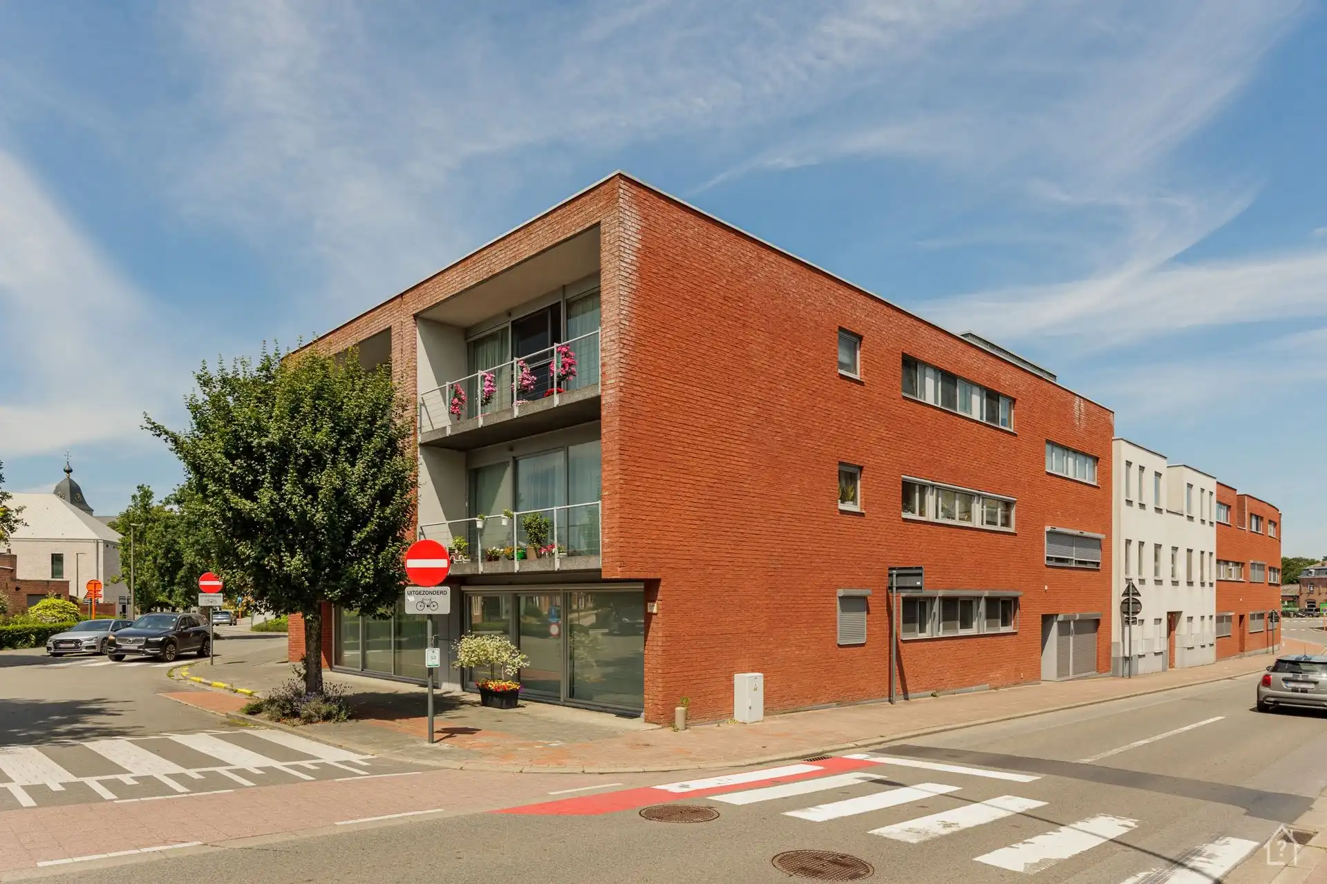 Strak 3 Slaapkamer Appartement met parkeerplaats foto 17