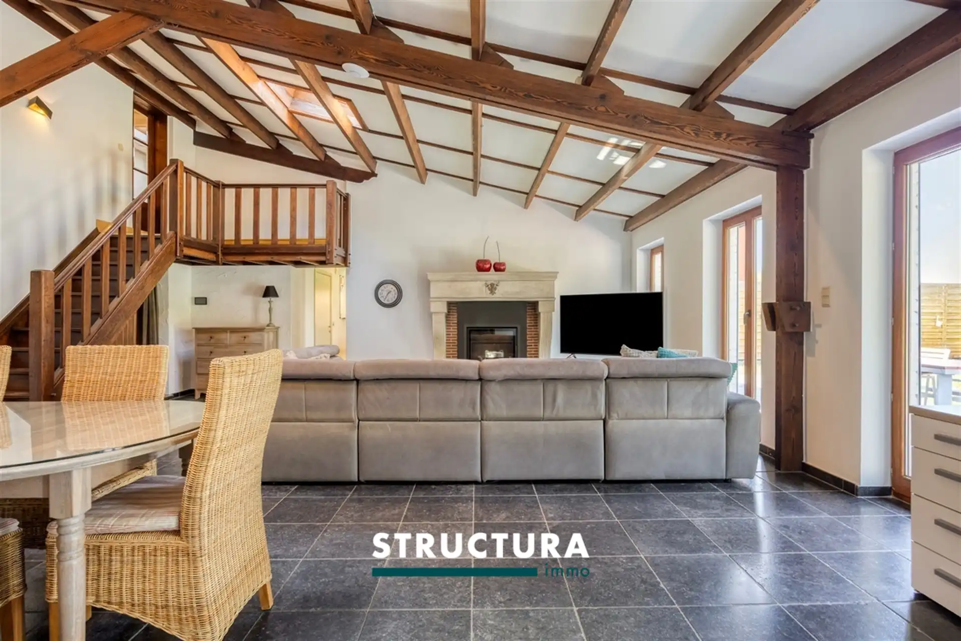 Prachtige woning met ruime loods foto 4