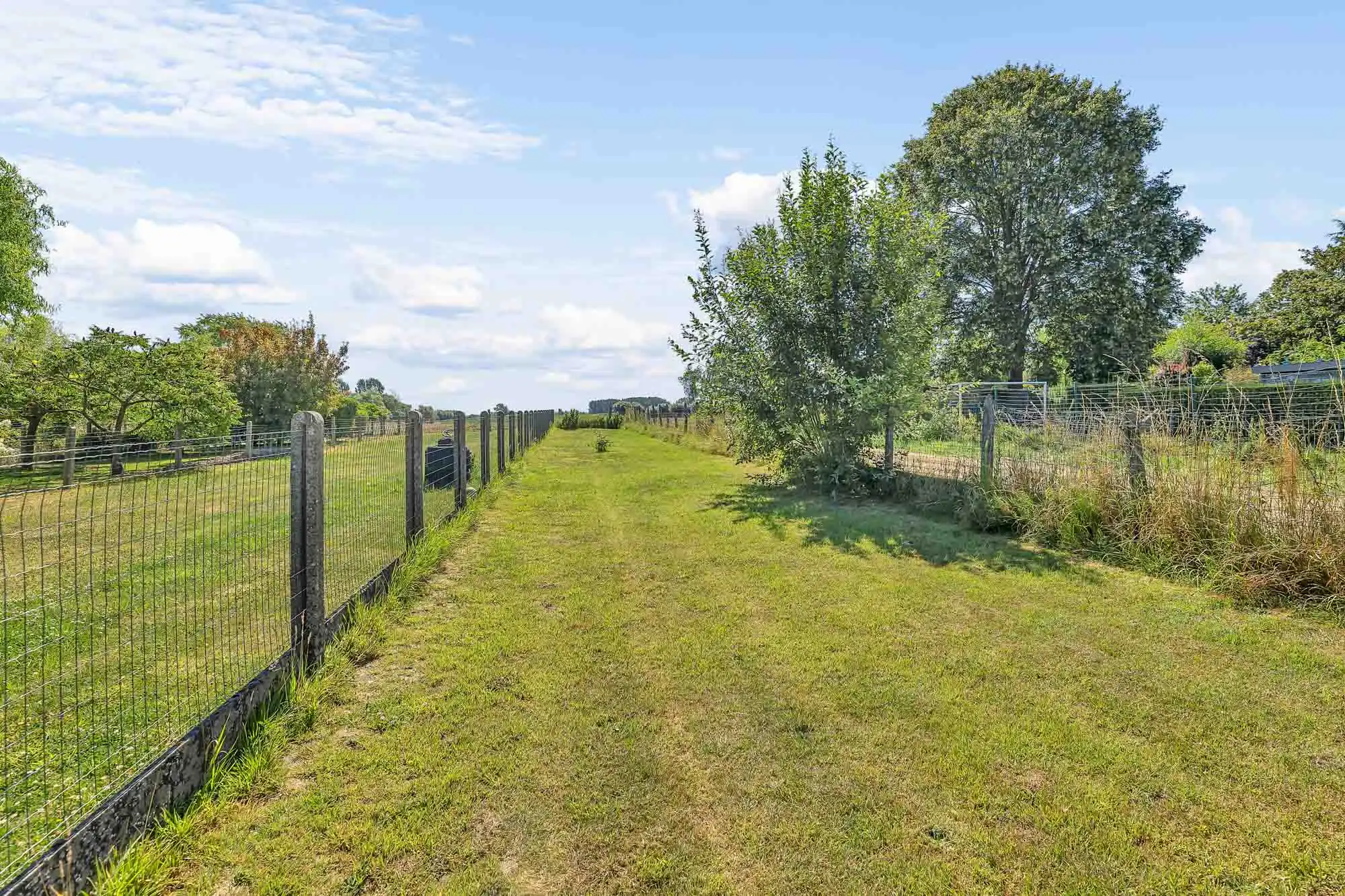 Te renoveren woning met veel potentieel en prachtige tuin foto 16