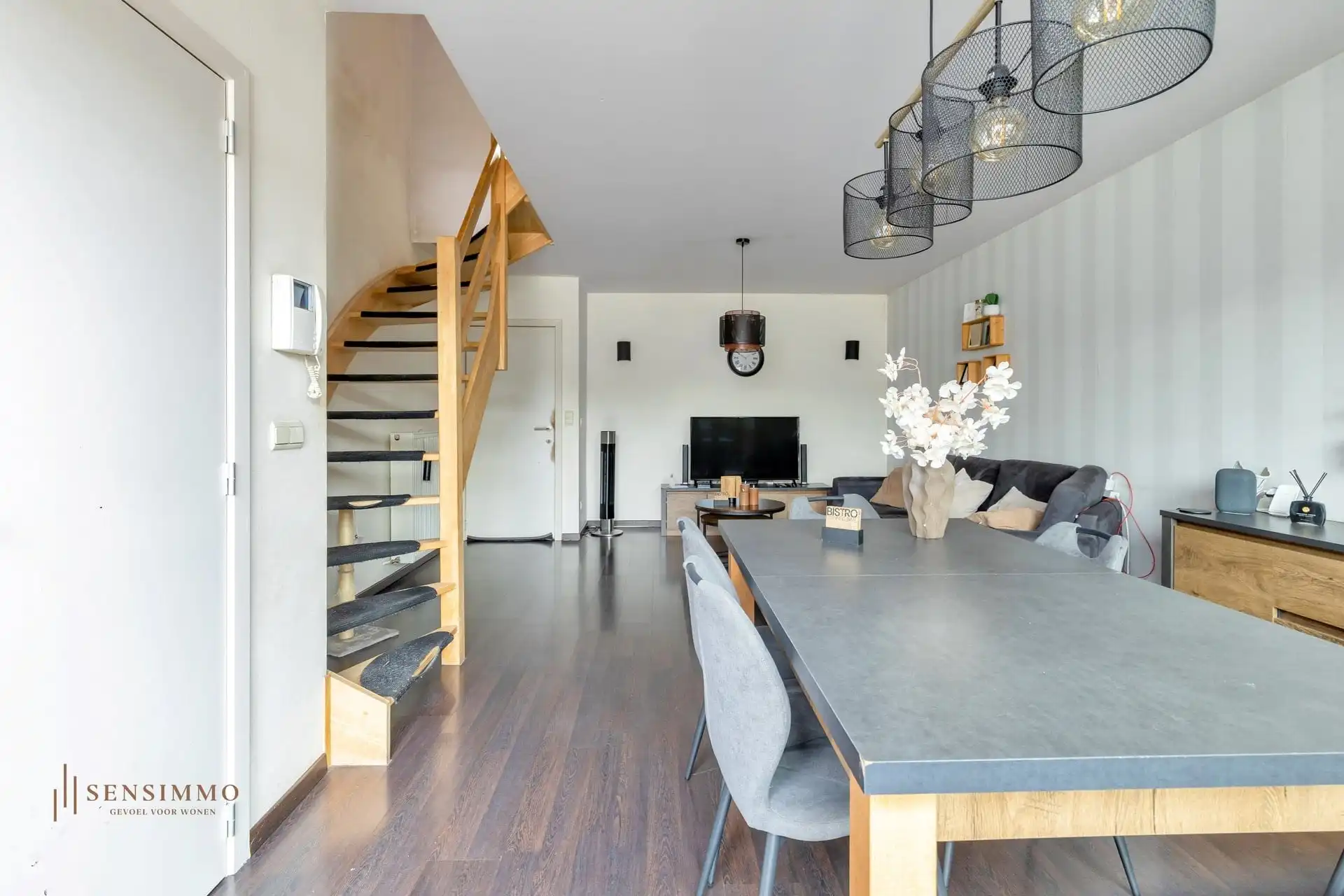 RUIM DUPLEX-APPARTEMENT VLAKBIJ CENTRUM MET 3 SLP, TERRAS, 2 AUTOSTAANPLAATSEN + 2 BERGINGEN foto 7