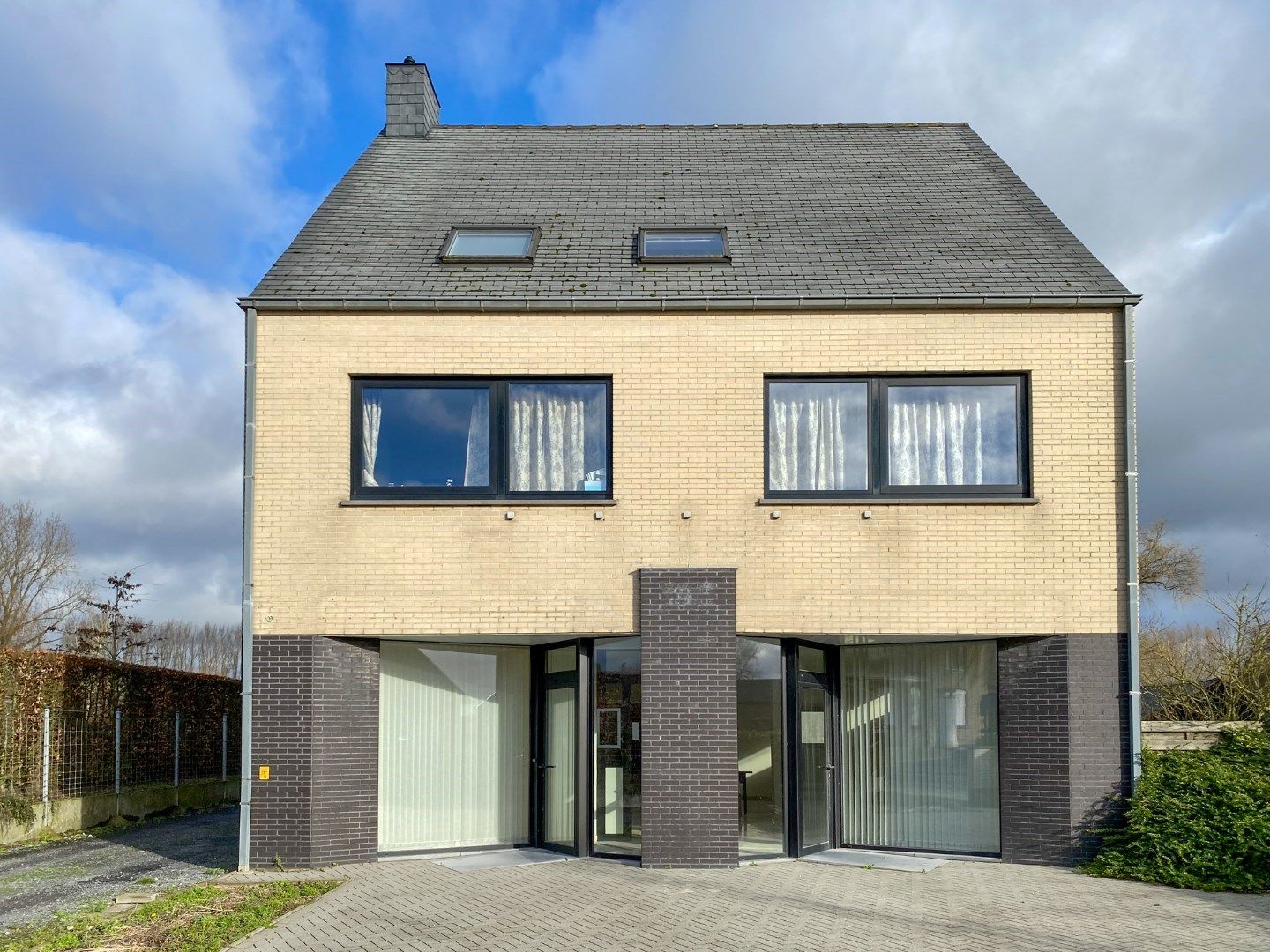 Ruim gelijkvloersappartement met 2 slaapkamers. foto {{pictureIndex}}