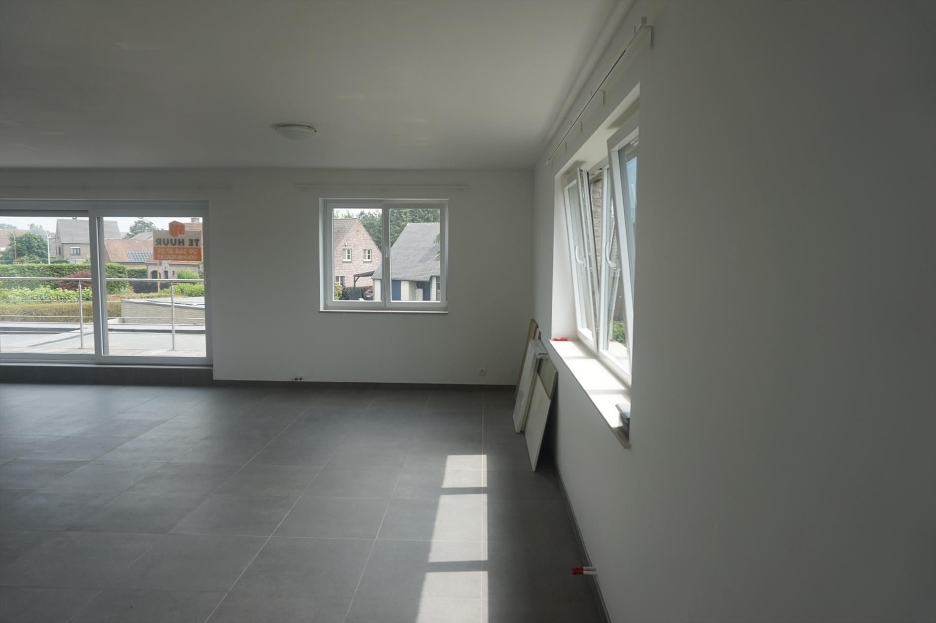 Ruime bel-étage woning met terras, garage en 3 slaapkamers in Lokeren foto 2