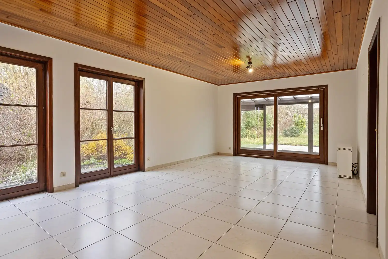 Ruime halfopen gezinswoning met 4 slaapkamers, garage en tuin gelegen in een residentiële straat te Drongen foto 4