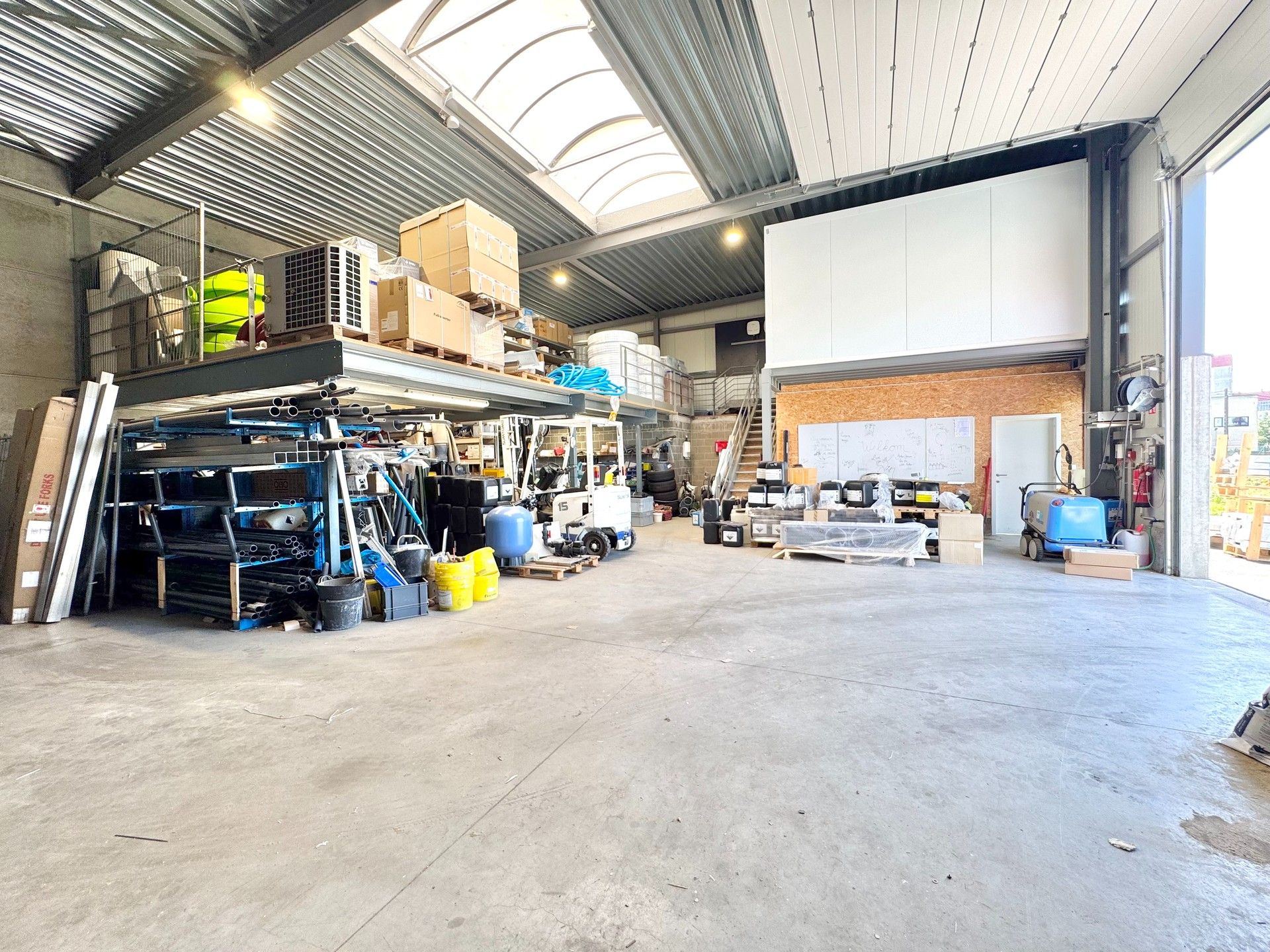 MAGAZIJN MET BURELEN/ SHOWROOM foto 7
