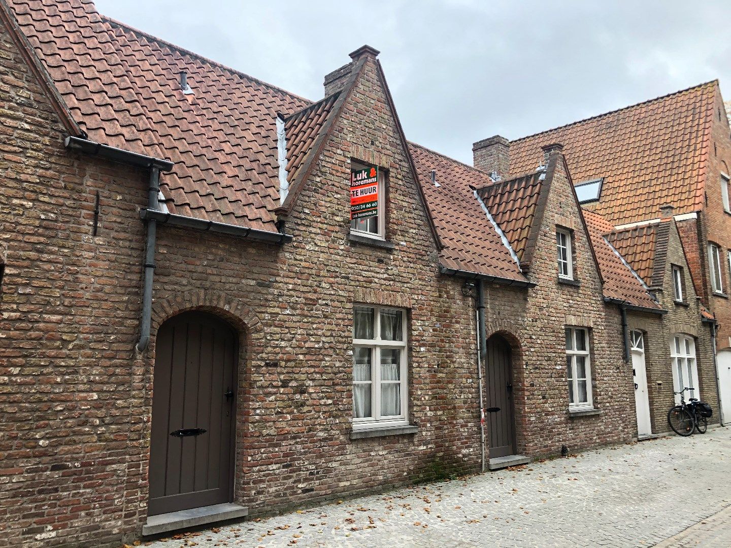 Gezellig rijwoning met stadskoer  foto {{pictureIndex}}