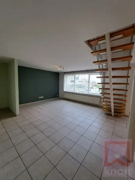 Ruim duplexapp met 3 slaapkamers, 2 auto staanplaatsen en tuin. foto 9